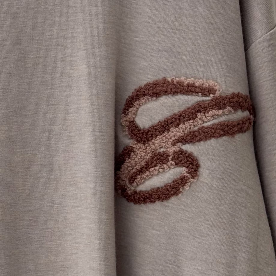 【CHIGNON 2025 AUTUMN/WINTER】モケモケ刺繍ロゴロンTee
