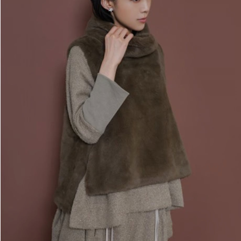 【CYAN 2025 AW vol.2】バックオーバーハイネックファーベスト