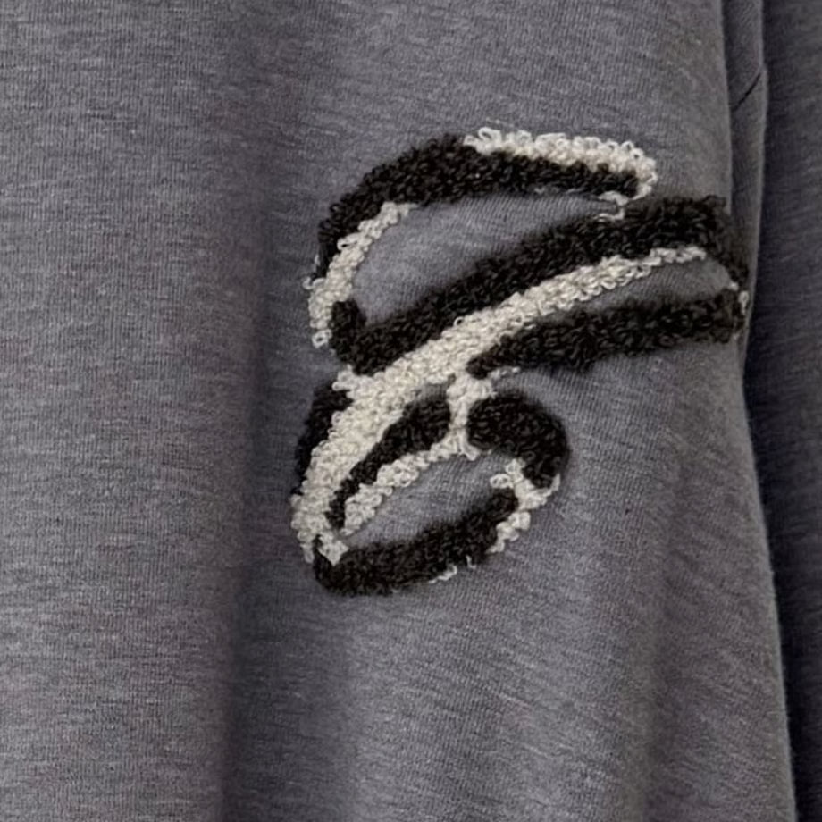 【CHIGNON 2025 AUTUMN/WINTER】モケモケ刺繍ロゴロンTee