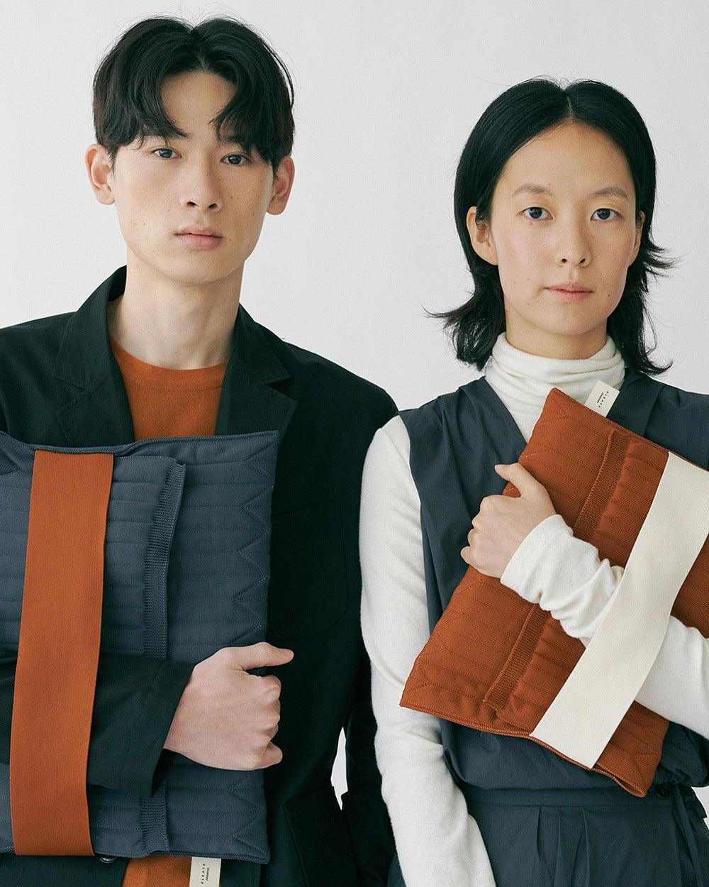 【PLEATS MAMA】AIRKNIT LAPTOP POUCH 13-IN