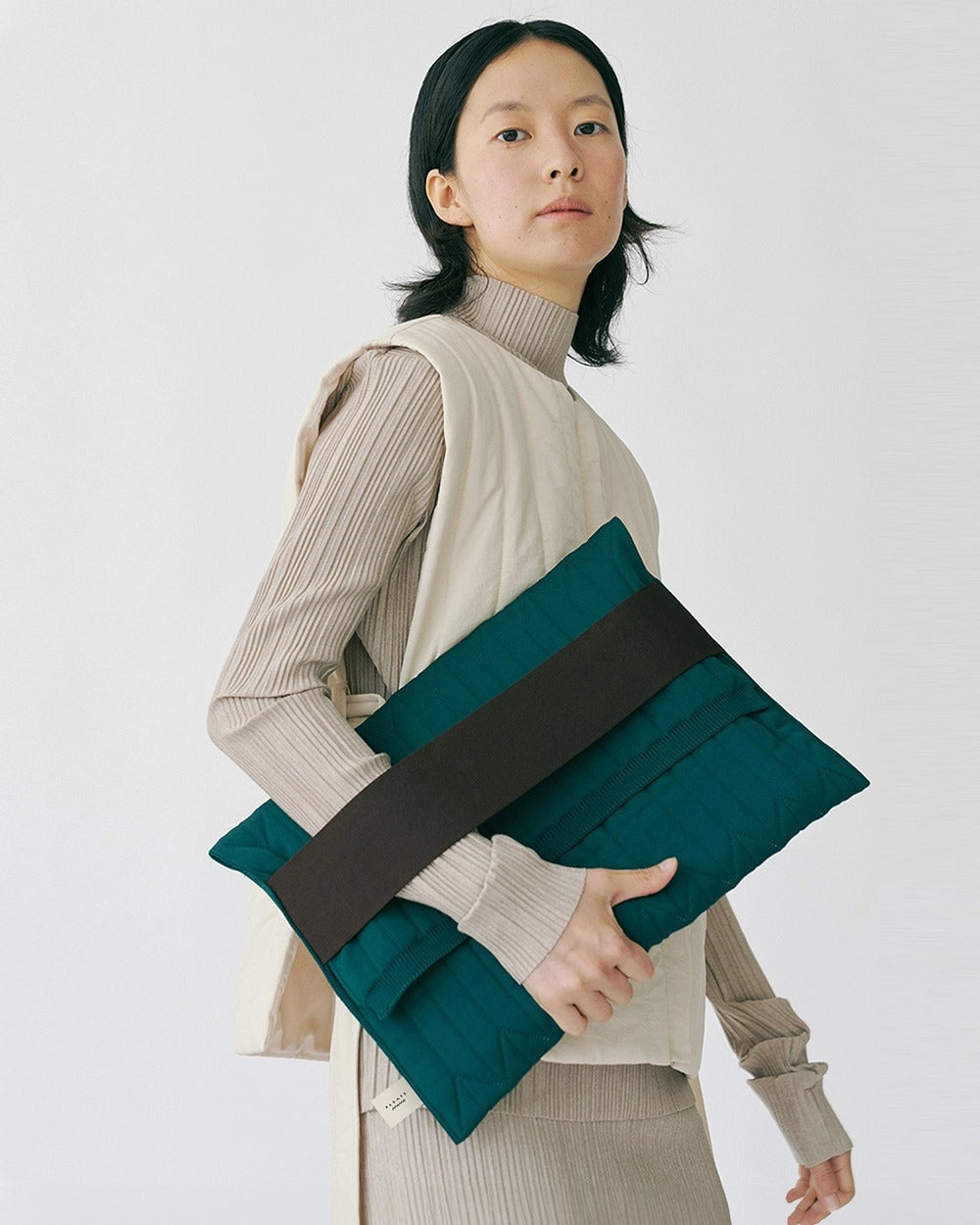 【PLEATS MAMA】AIRKNIT LAPTOP POUCH 16-IN