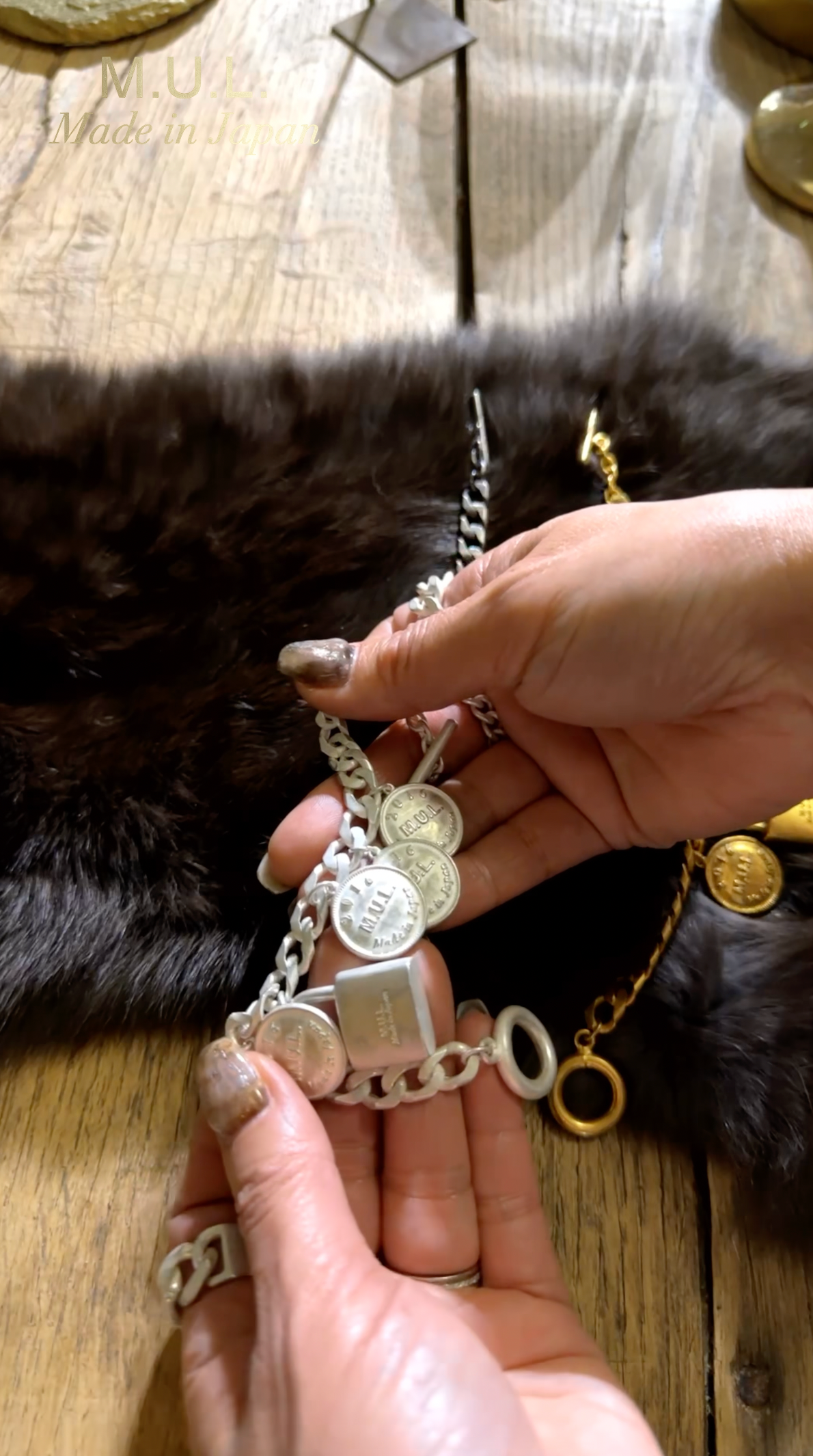 ビデオをロード: マットグレーの色合い