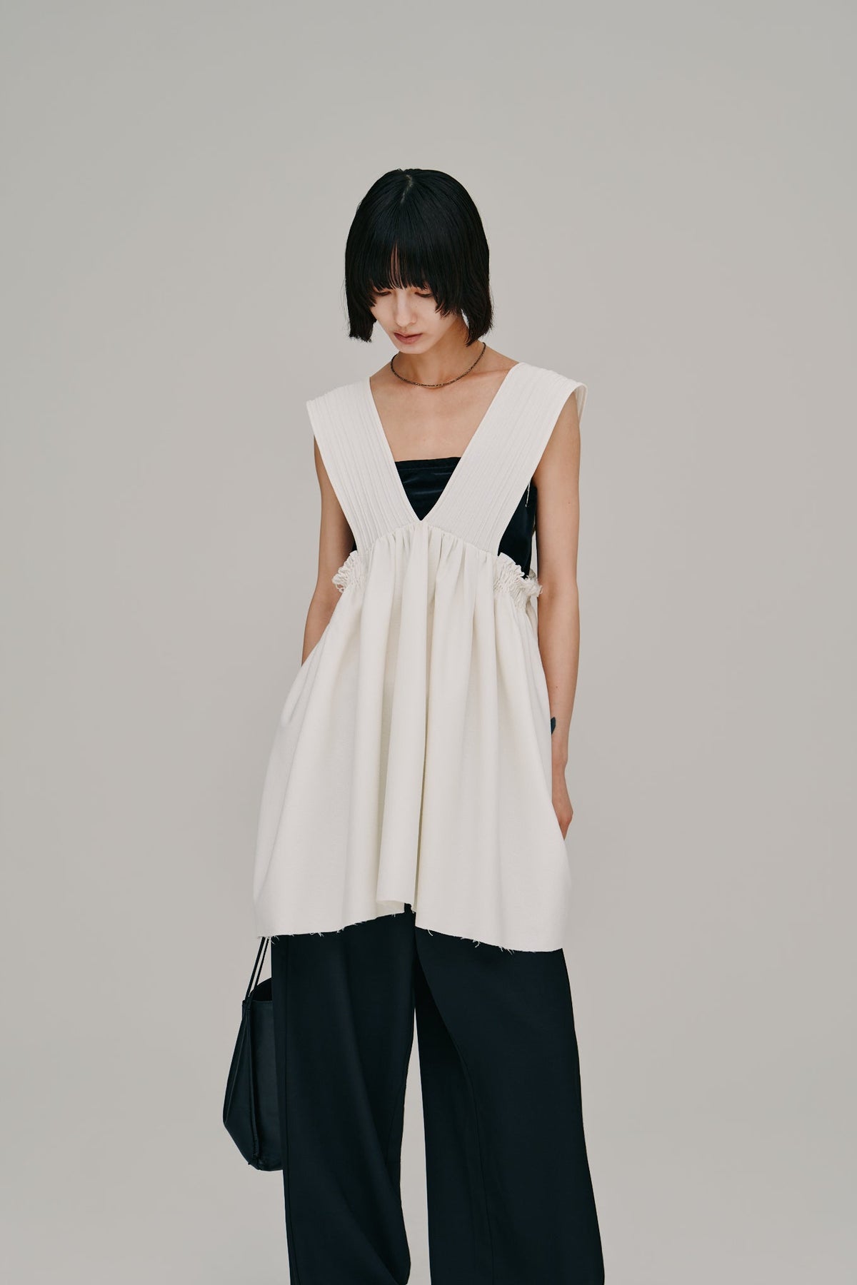 【Hella 2027 SS】deep Vneck gather top - 6月下旬頃発送