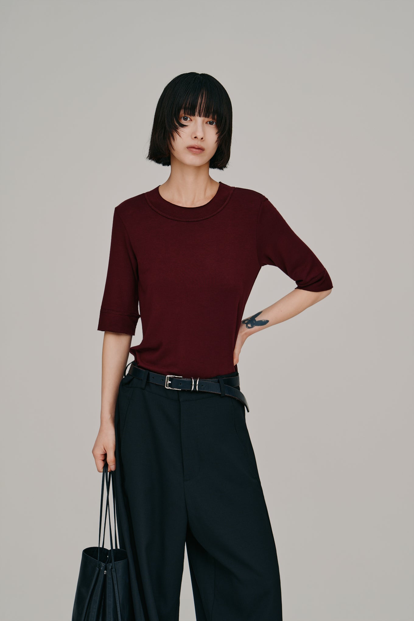 【Hella 2027 SS】overlock neck tee - 5月下旬頃発送