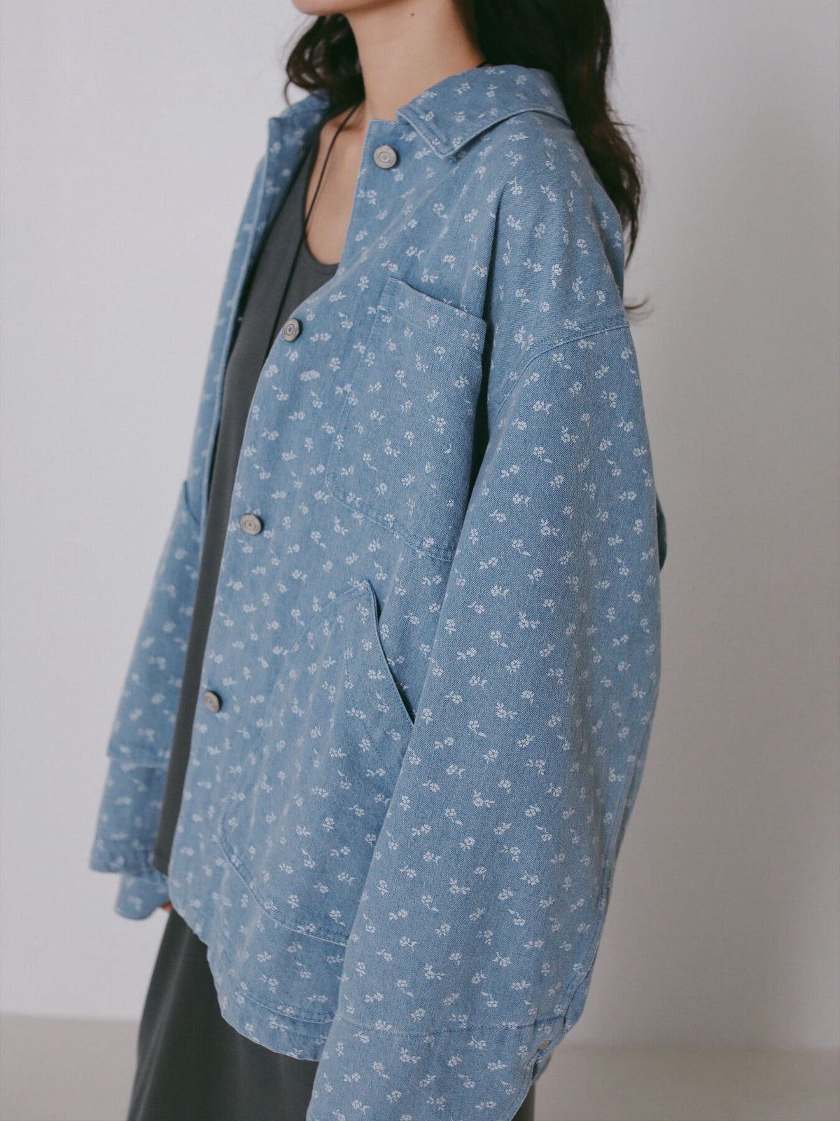 【CHIGNON 2027 PRE-SPRING】フラワープリントデニムカバーオール - 12月中旬頃発送
