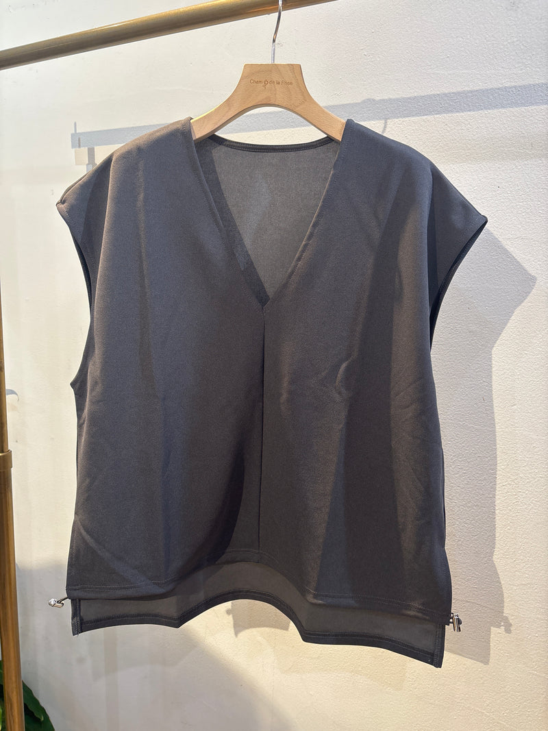 【CLOCHE】裾ドロストVネックベスト