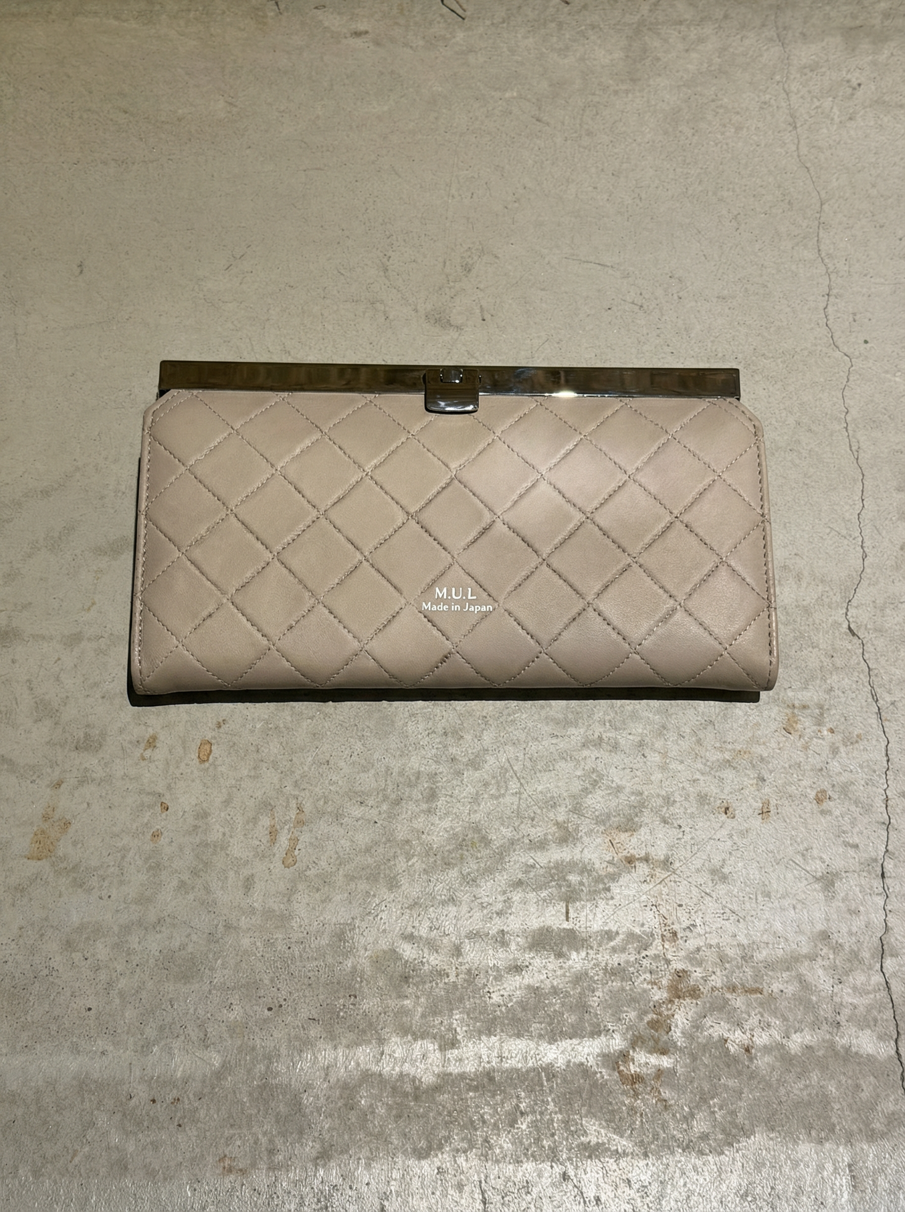 【限定】508.クロスバーロングウォレット　グレージュ　キルティング型押し　マットゴールド金具　MUL161