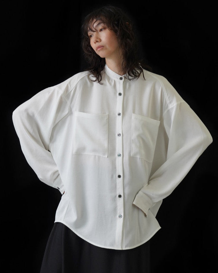【CYAN 2026 SPRING＆SUMMER VOL.1】アームドレープグロッシーオーバーシャツ