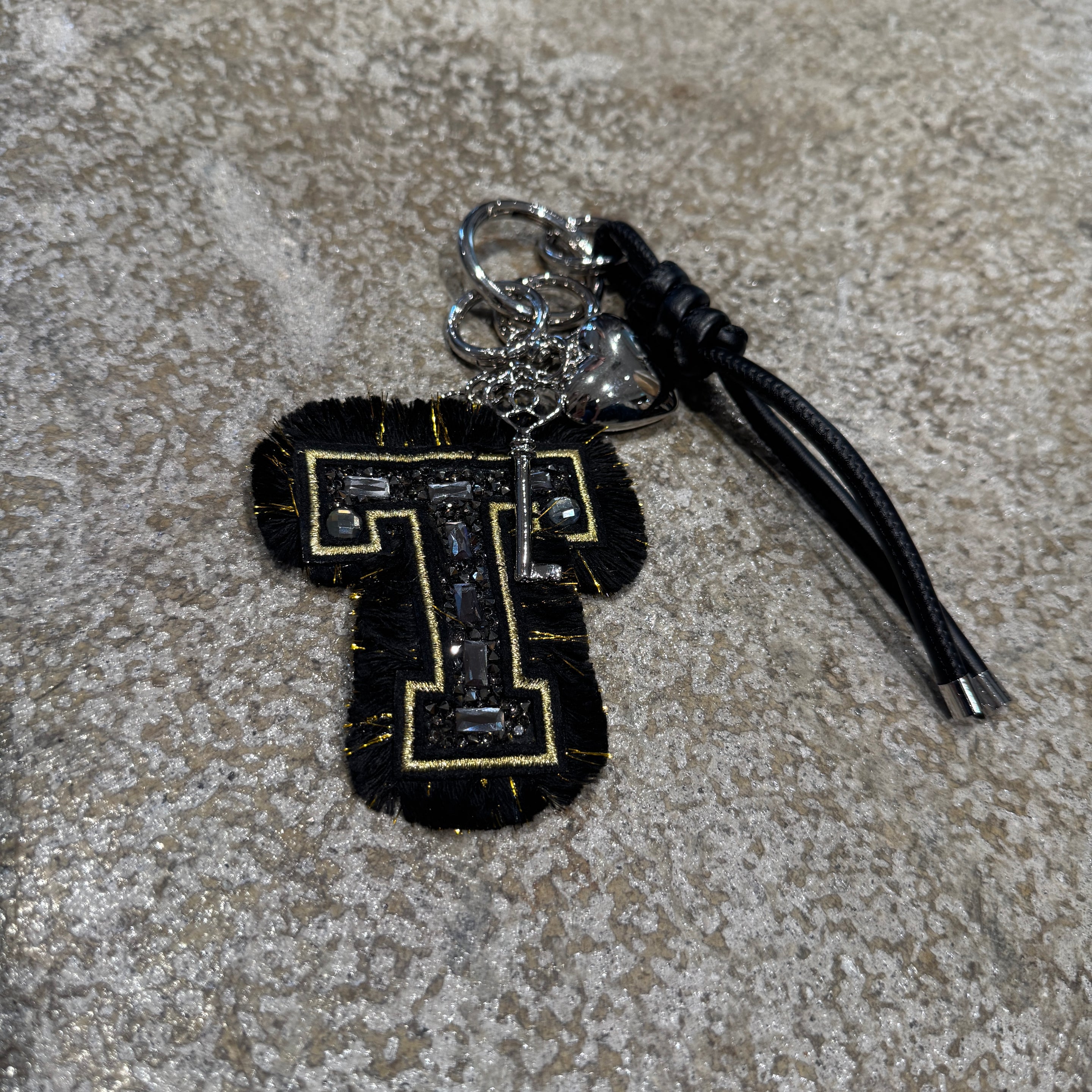 【TRANOI.】T jewel charm