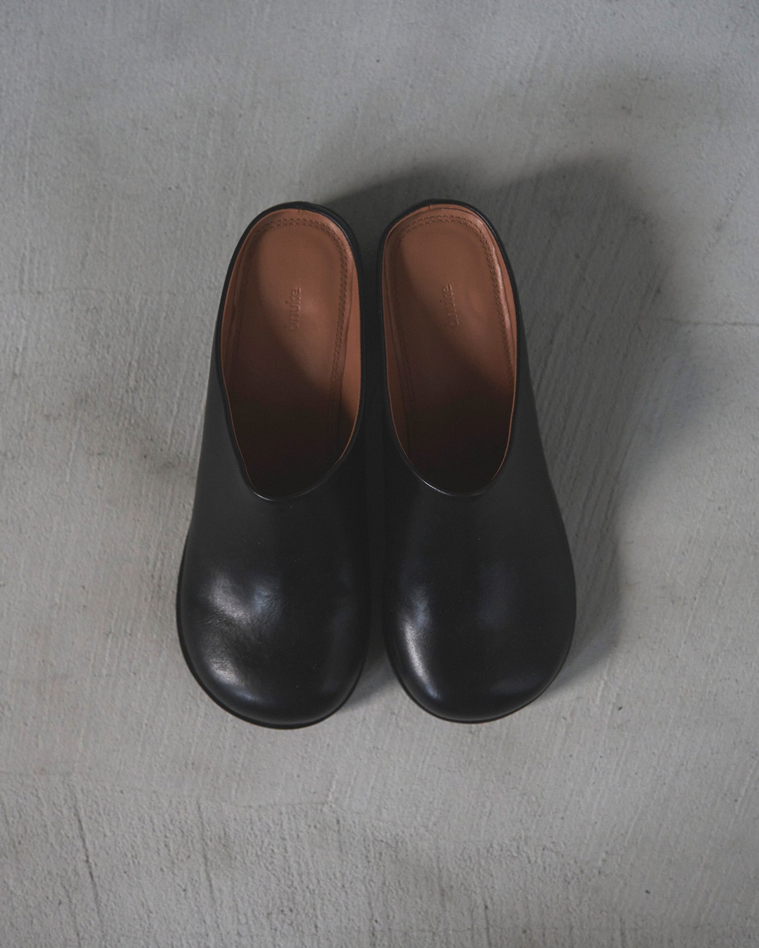 【anuke 2026 PRE FALL COLLECTION】Ecoleather Heel Slip - ons - Champdelarose