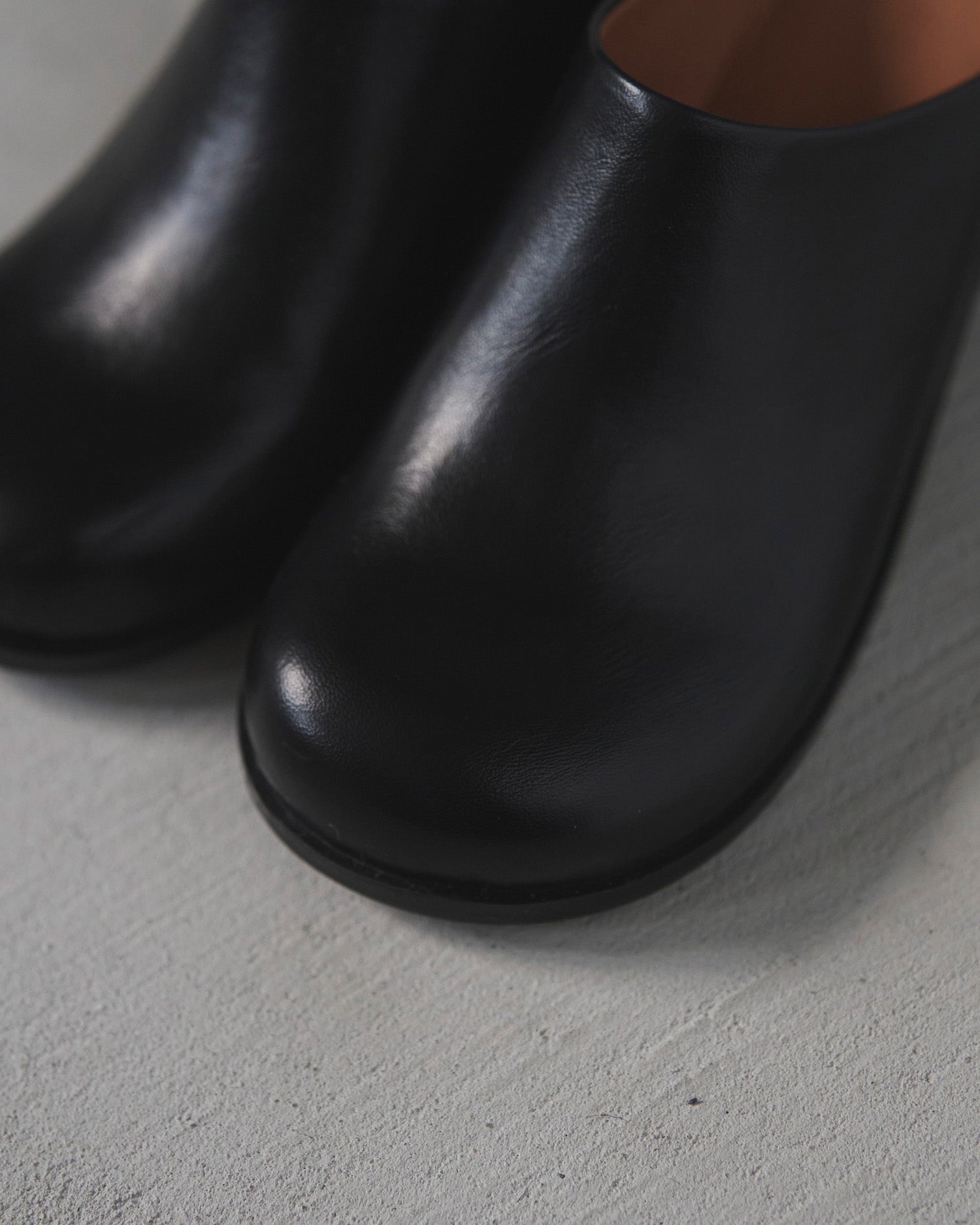 【anuke 2026 PRE FALL COLLECTION】Ecoleather Heel Slip - ons - Champdelarose