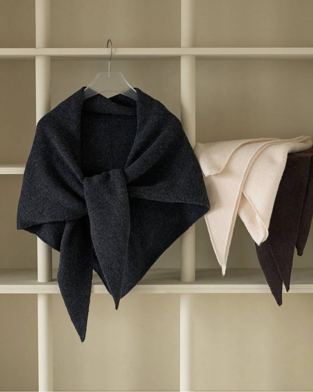 【anuke 2026 PRE FALL COLLECTION】Knit Triangle Scarf - Champdelarose