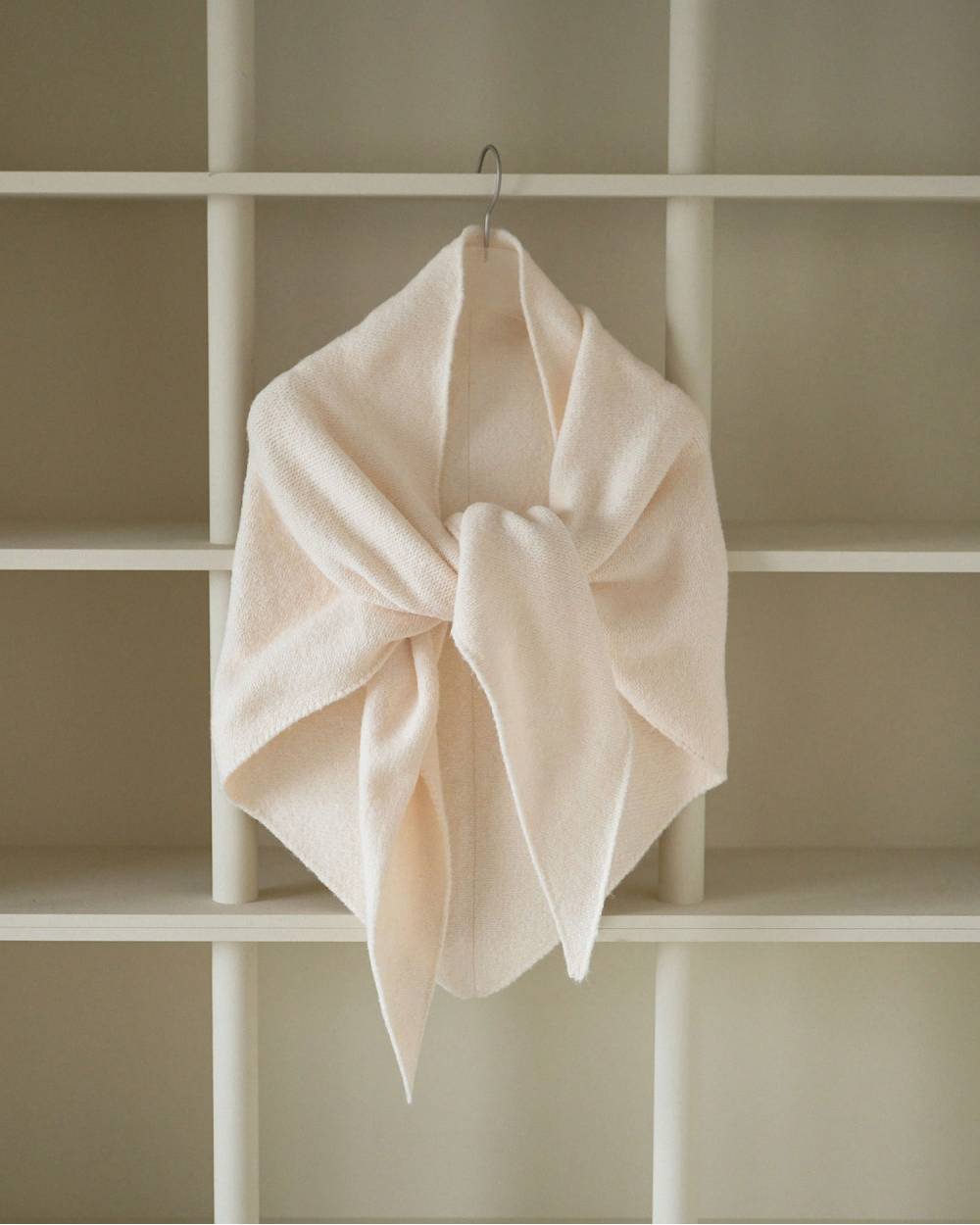 【anuke 2026 PRE FALL COLLECTION】Knit Triangle Scarf - Champdelarose