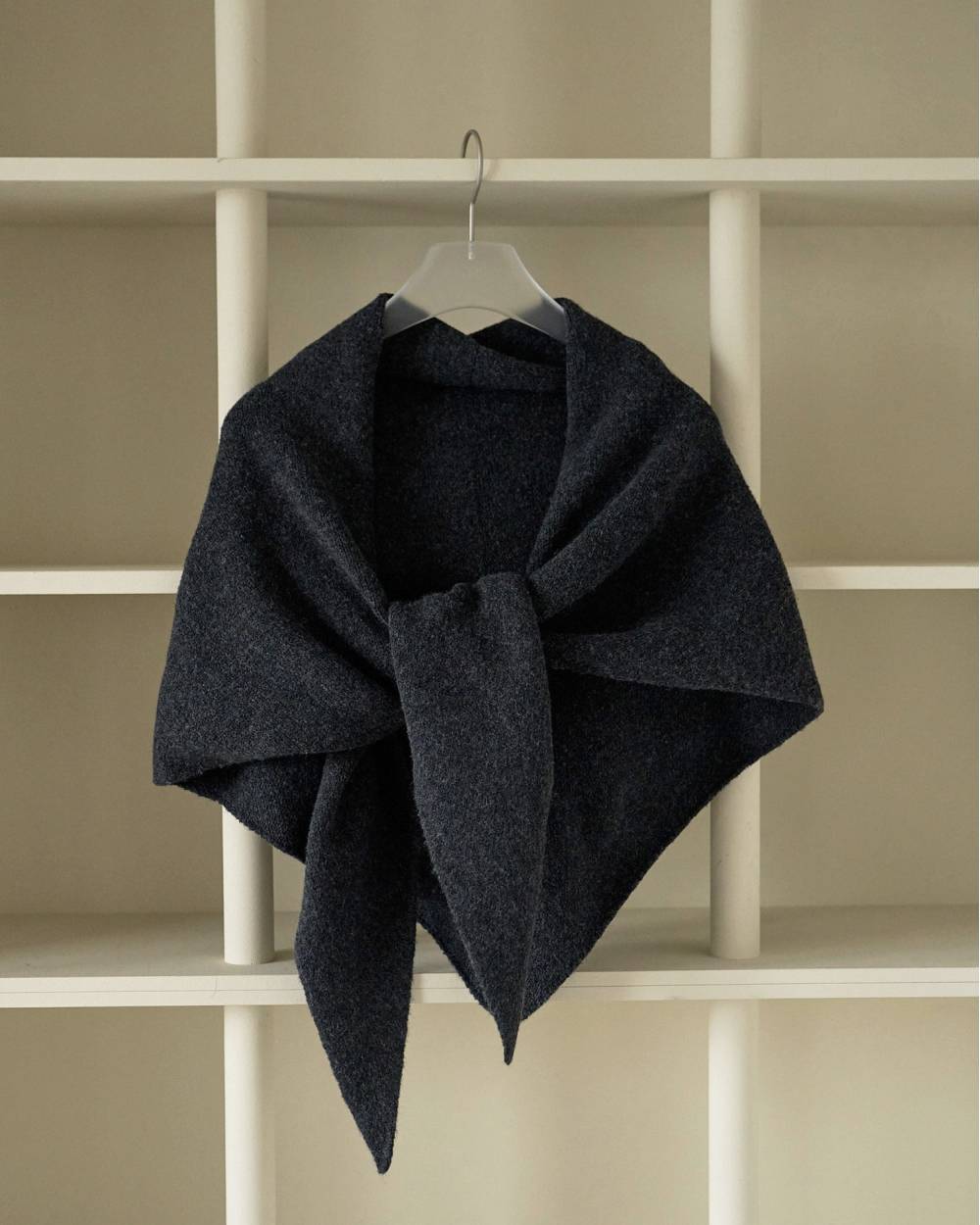 【anuke 2026 PRE FALL COLLECTION】Knit Triangle Scarf - Champdelarose