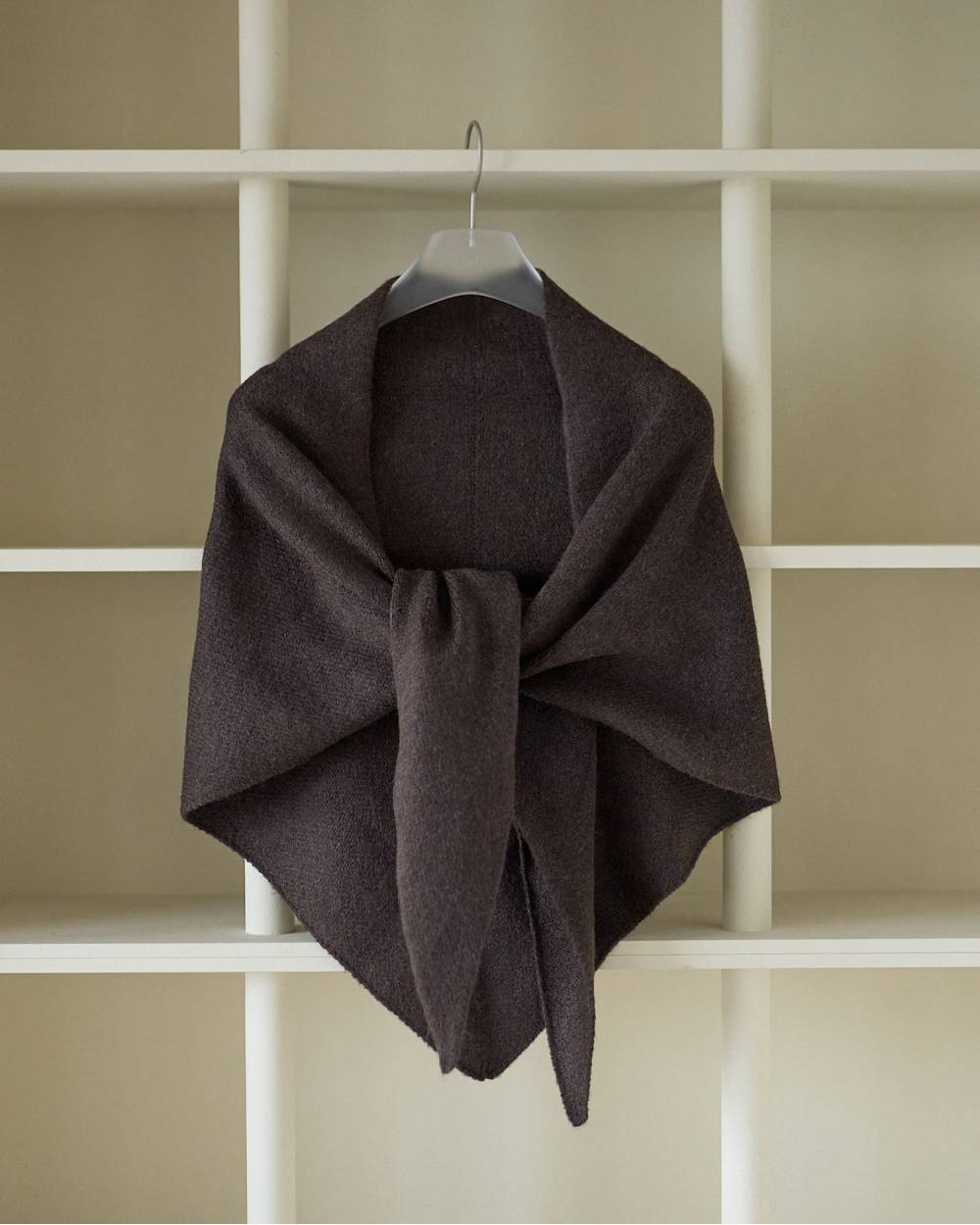 【anuke 2026 PRE FALL COLLECTION】Knit Triangle Scarf - Champdelarose