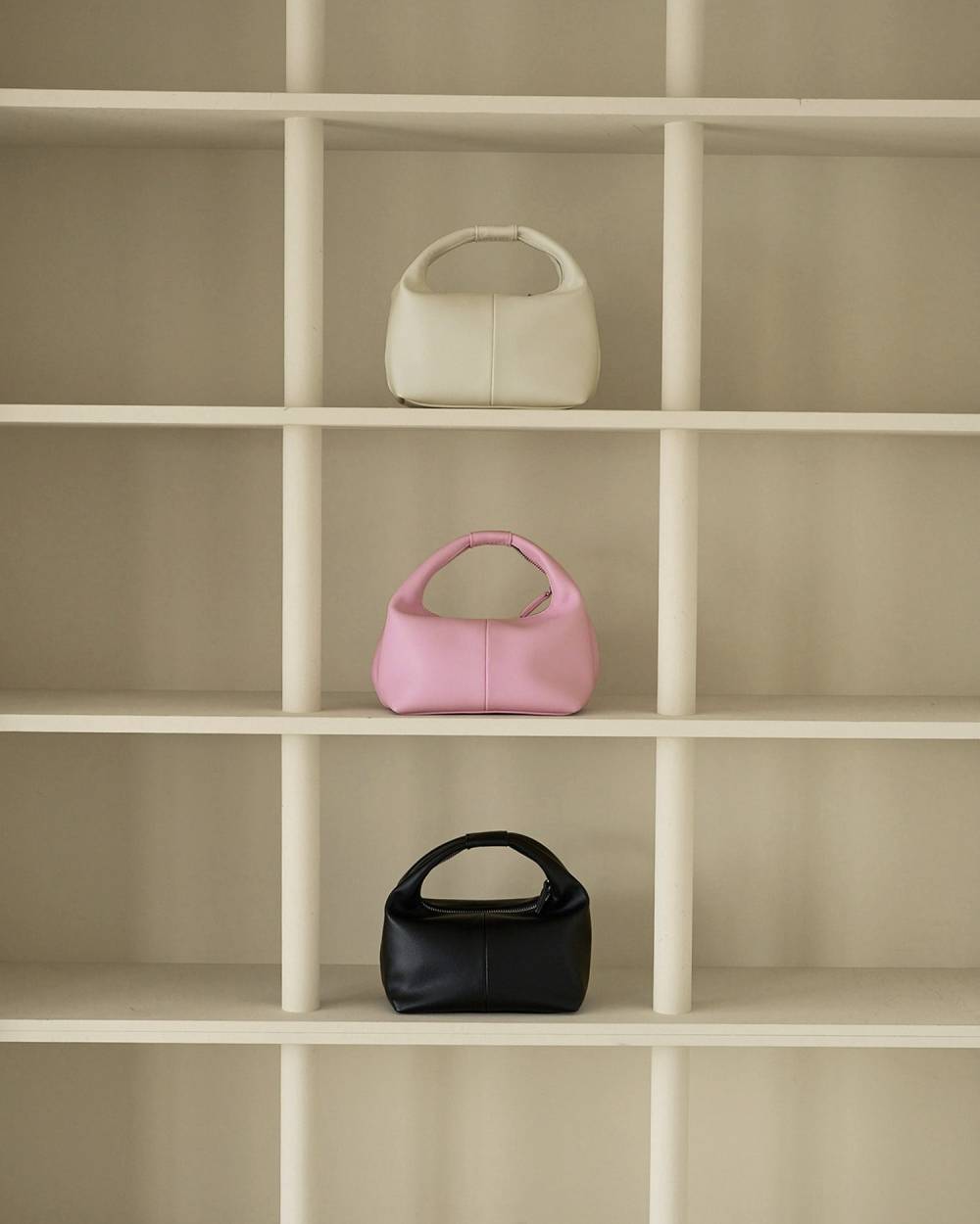 【anuke 2026 PRE FALL COLLECTION】Onehandle Leather Bag - Champdelarose