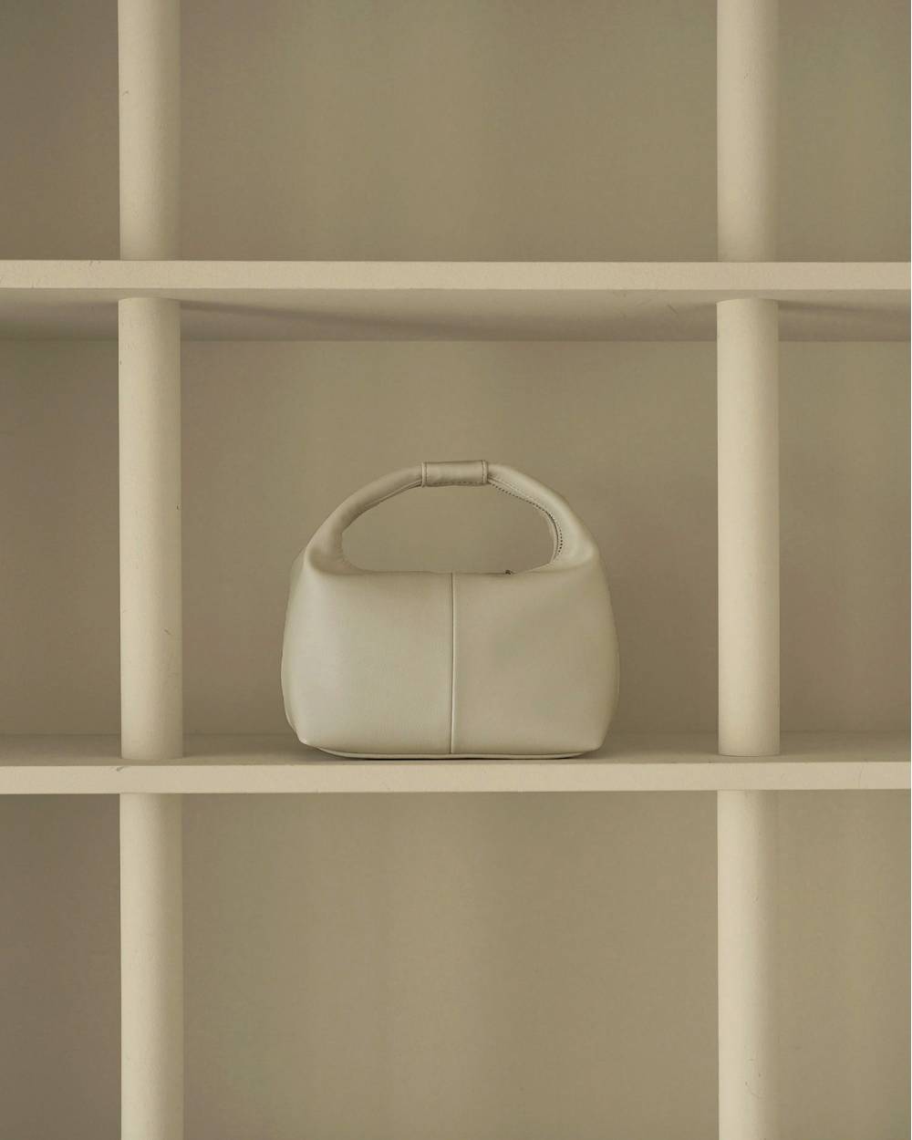 【anuke 2026 PRE FALL COLLECTION】Onehandle Leather Bag - Champdelarose