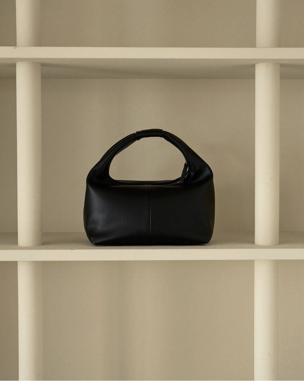 【anuke 2026 PRE FALL COLLECTION】Onehandle Leather Bag - Champdelarose
