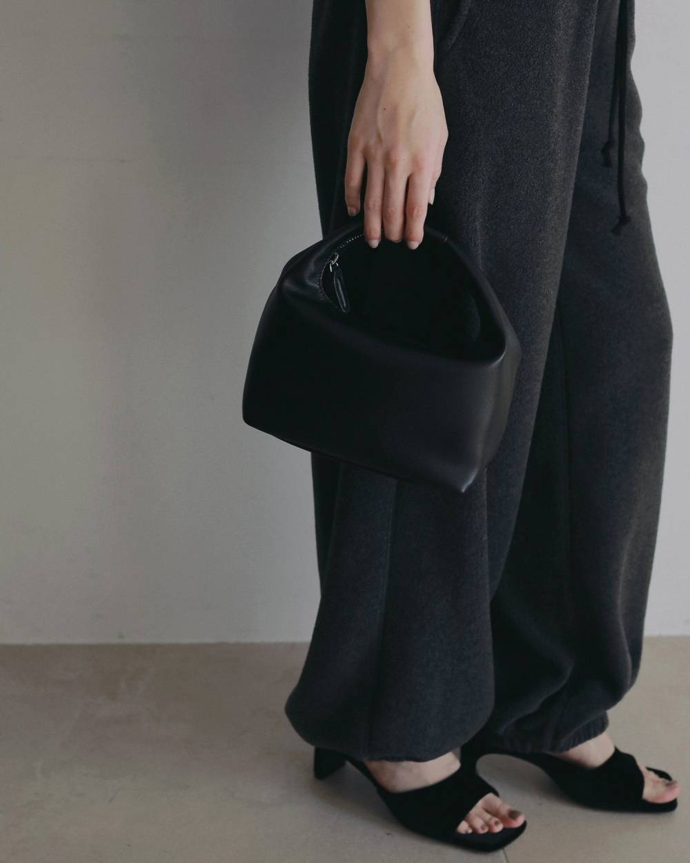 【anuke 2026 PRE FALL COLLECTION】Onehandle Leather Bag - Champdelarose