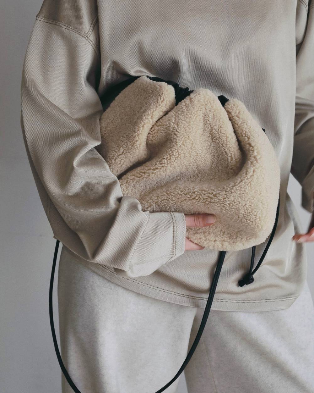 【anuke 2026 PRE FALL COLLECTION】Reversible Boa Bag - Champdelarose