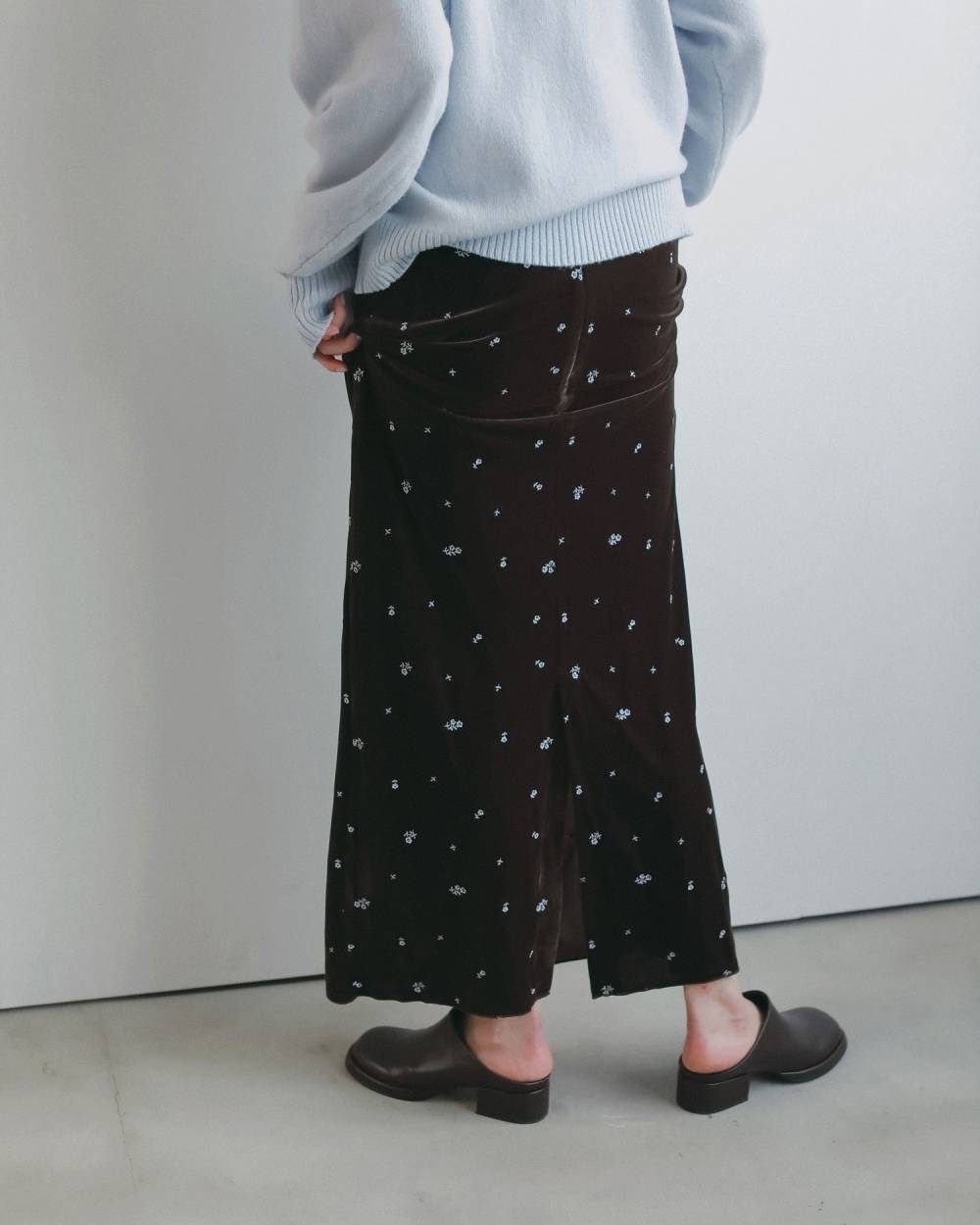【anuke 2026 winter】Embroidery Flower Velourskirt - Champdelarose