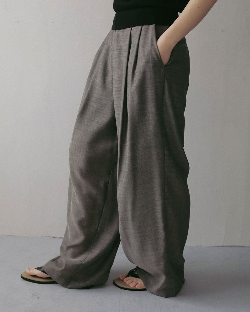 【anuke 2027 SS】Woolchambray Tuck Pants - 4月下旬頃発送 - Champdelarose