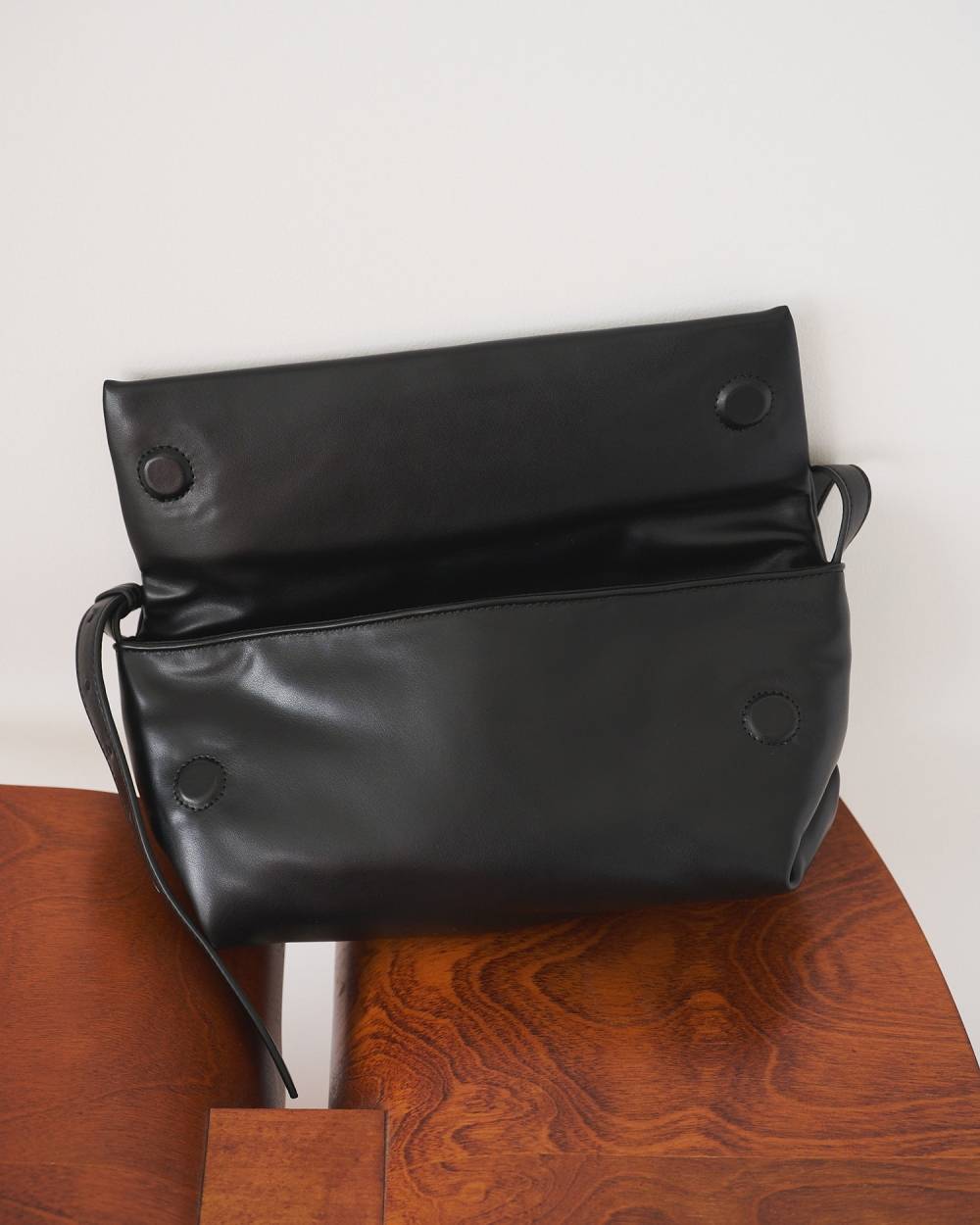 【anuke 26 SPRING / SUMMER】Ecoleather Wrap Bag - Champdelarose