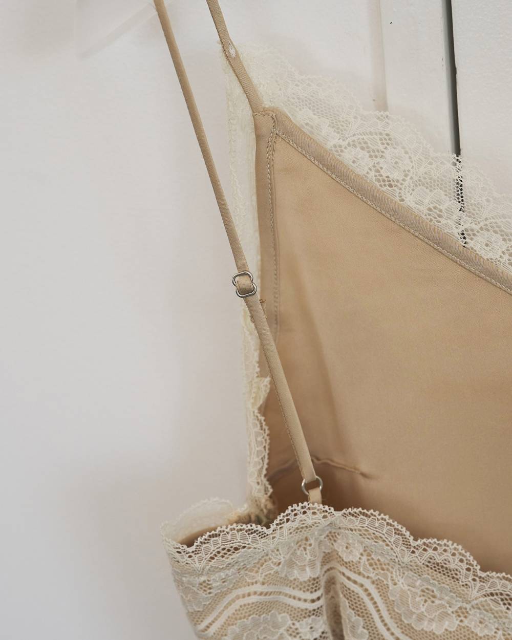 【anuke 26 SPRING / SUMMER】Satin Lace Camisole - Champdelarose