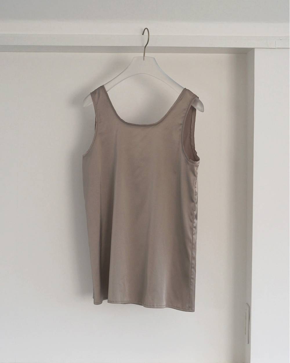 anuke 26 SPRING / SUMMER】Satin Uneck Tops - Champdelarose
