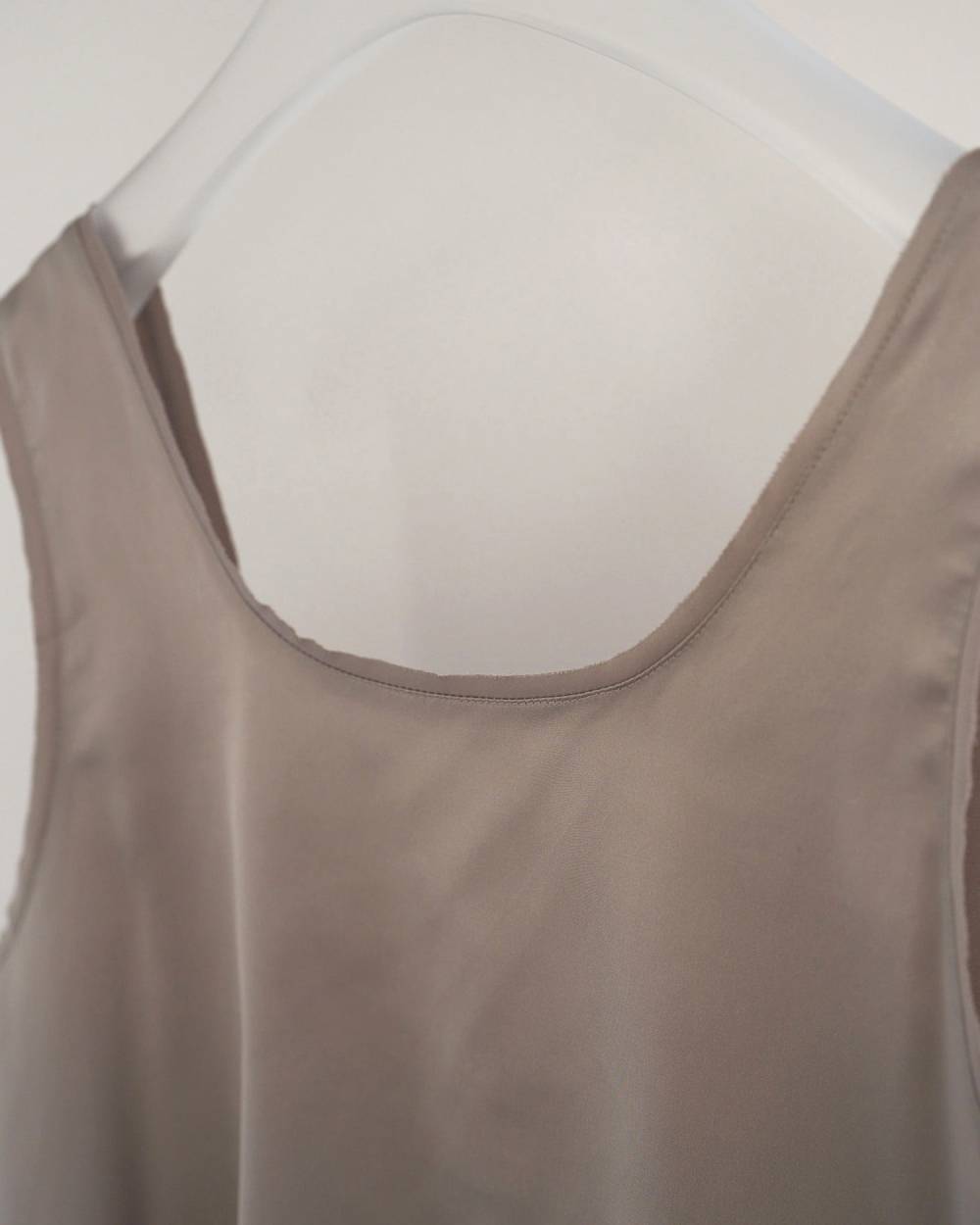【anuke 26 SPRING / SUMMER】Satin Uneck Tops - Champdelarose