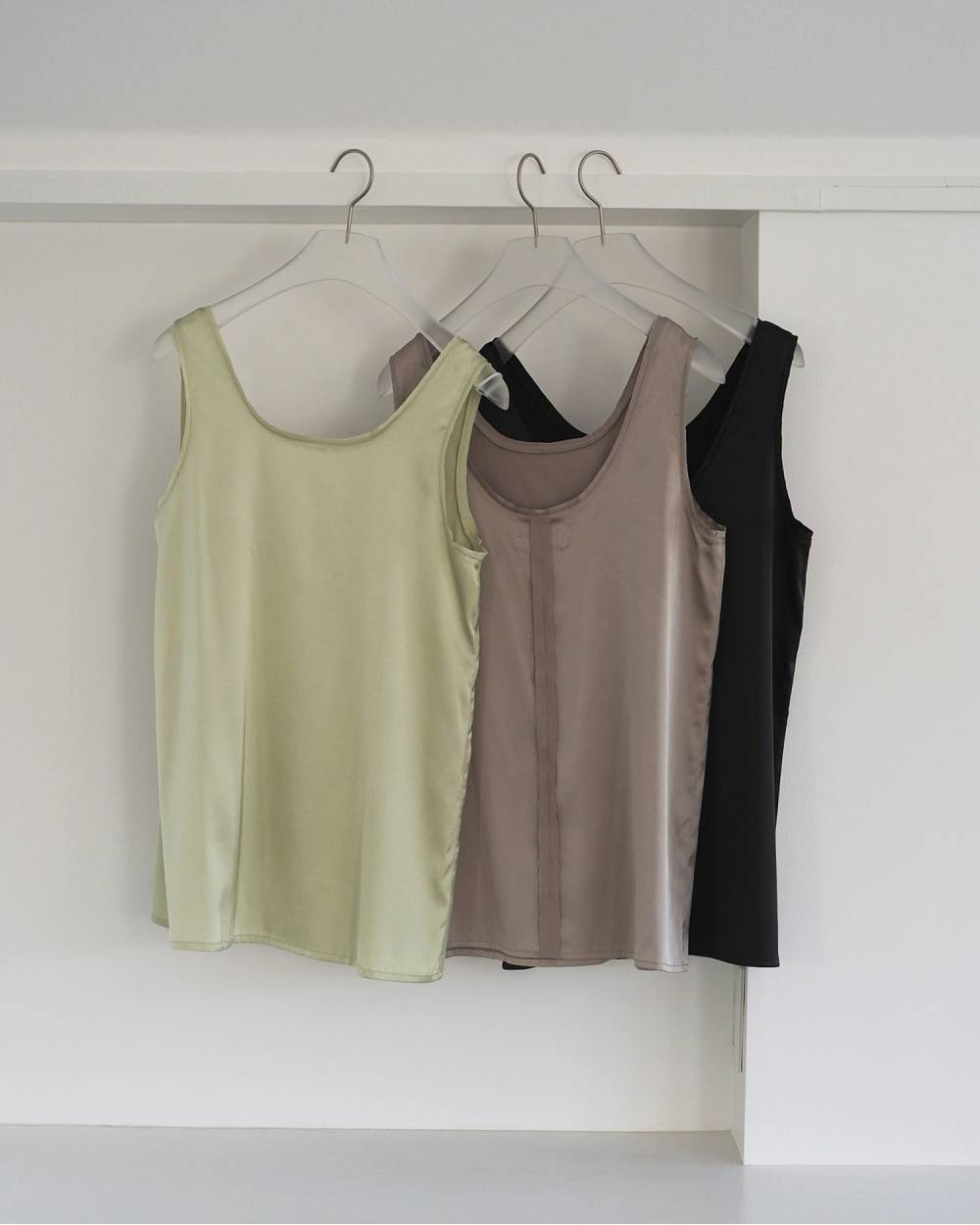anuke＊トップス anuke 26 SPRING / SUMMER】Satin Uneck Tops - Champdelarose