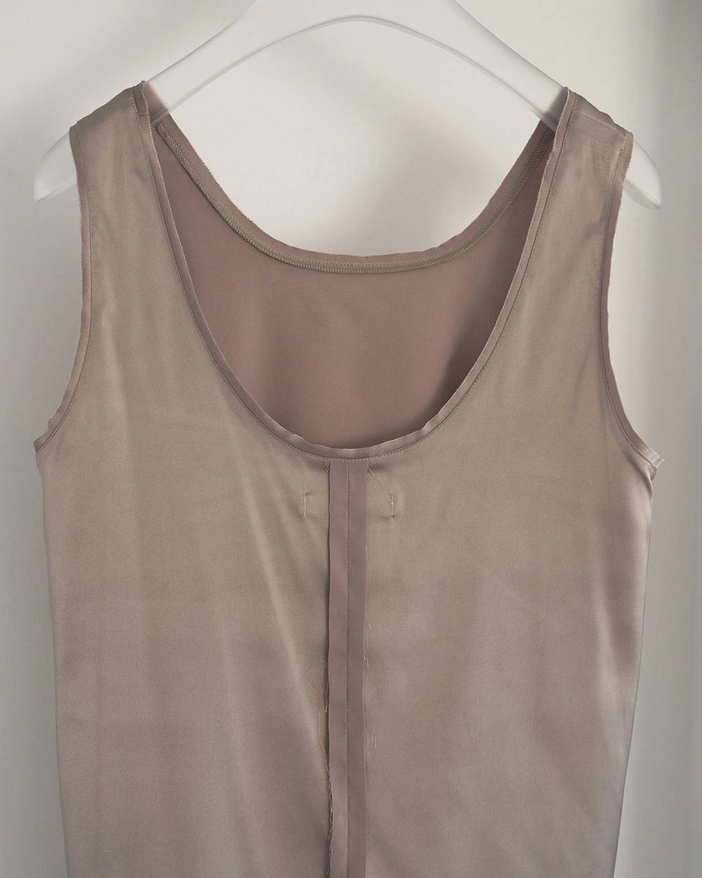 anuke 26 SPRING / SUMMER】Satin Uneck Tops - Champdelarose