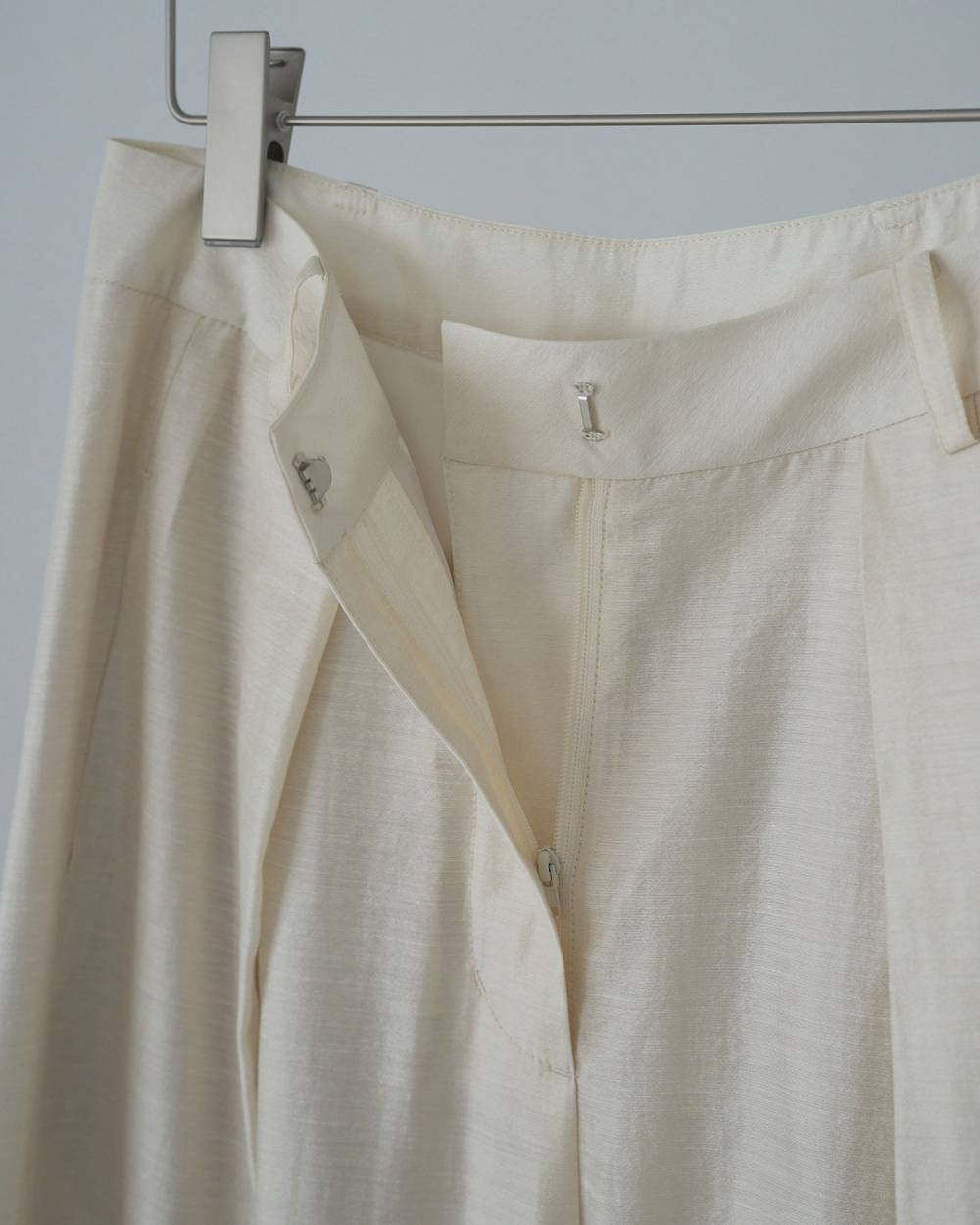 【anuke 26 SPRING / SUMMER】Sheer Tuck Pants - Champdelarose