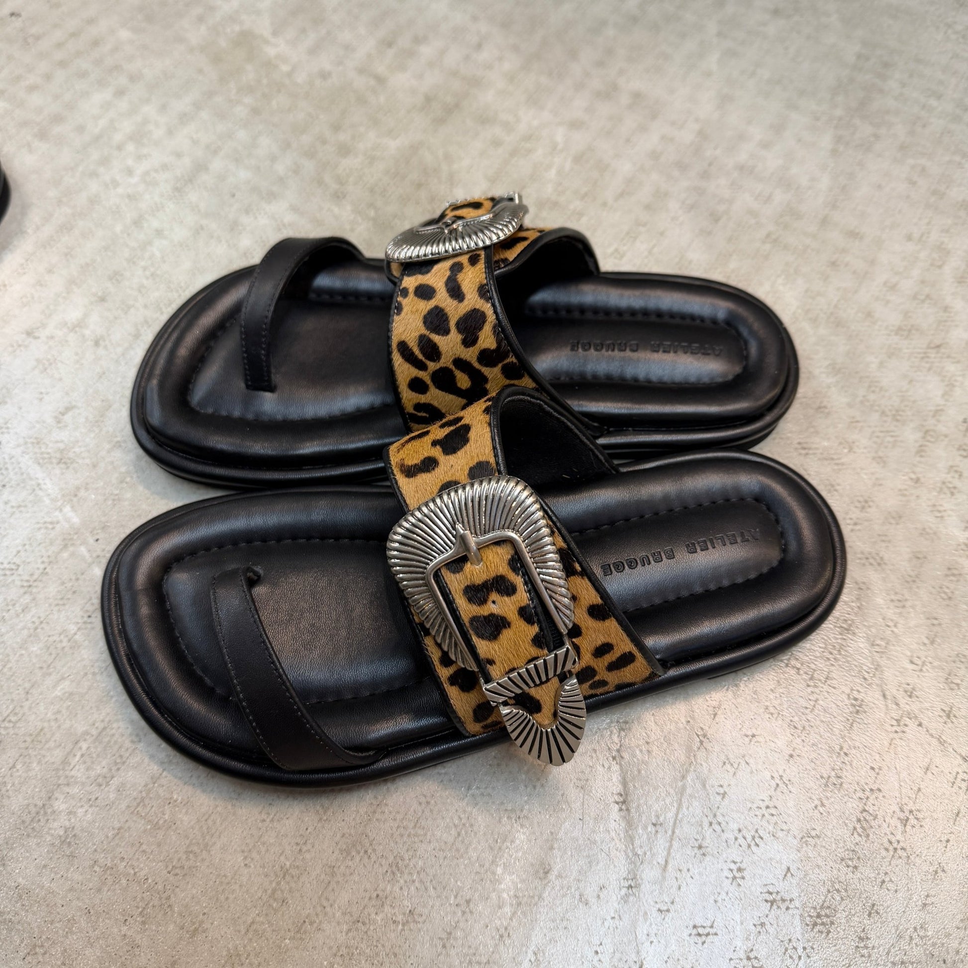 【ATELIER BRUGGE】Western buckle thong sandals - Champdelarose