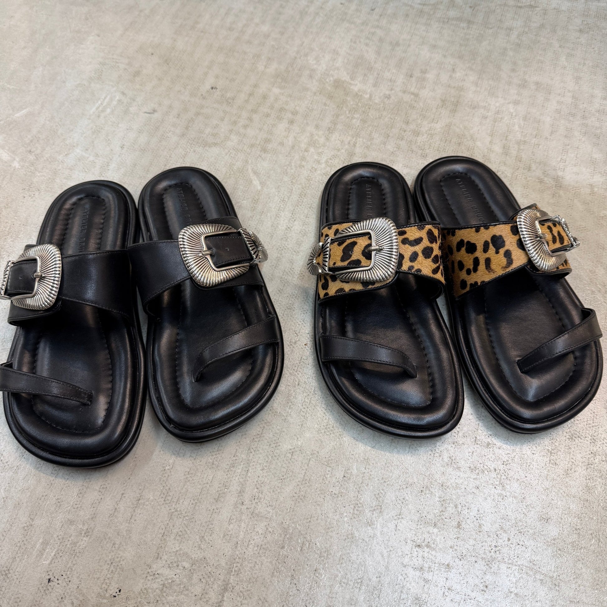 【ATELIER BRUGGE】Western buckle thong sandals - Champdelarose