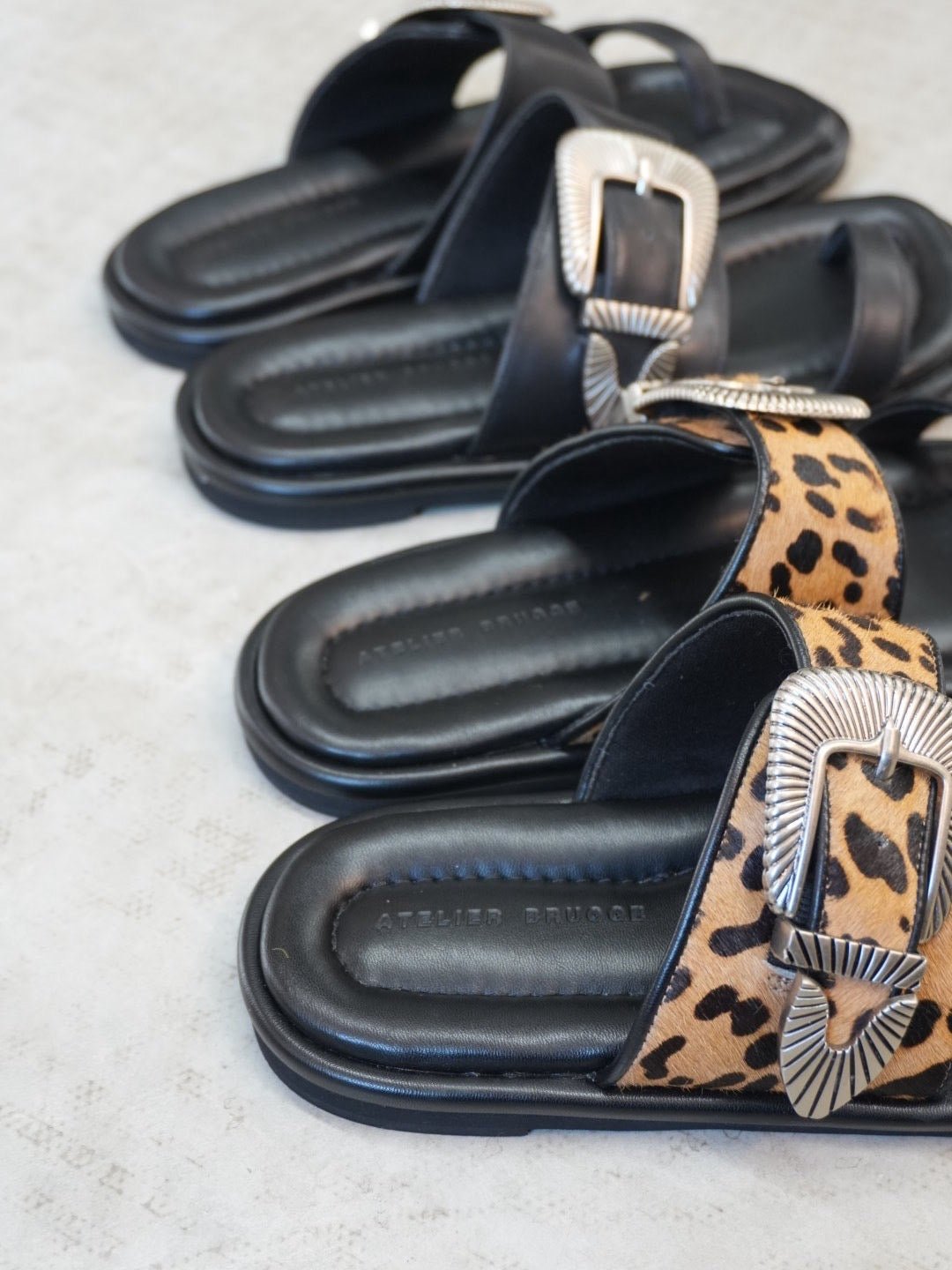 【ATELIER BRUGGE】Western buckle thong sandals - Champdelarose