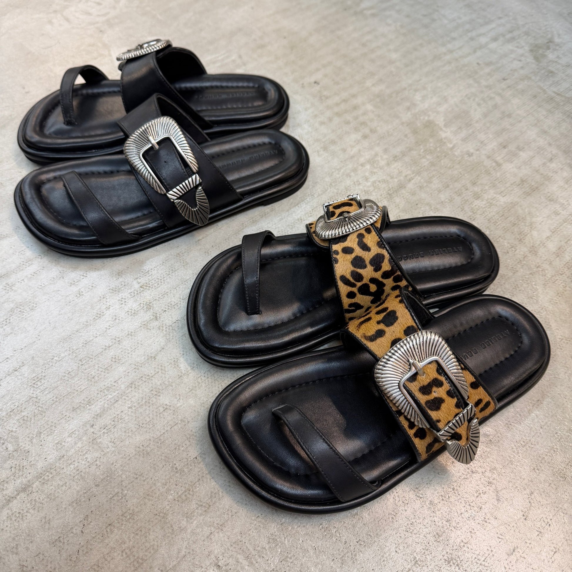 【ATELIER BRUGGE】Western buckle thong sandals - Champdelarose