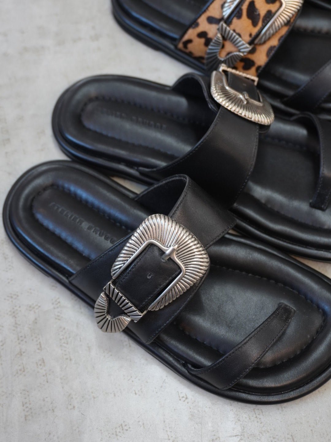 【ATELIER BRUGGE】Western buckle thong sandals - Champdelarose