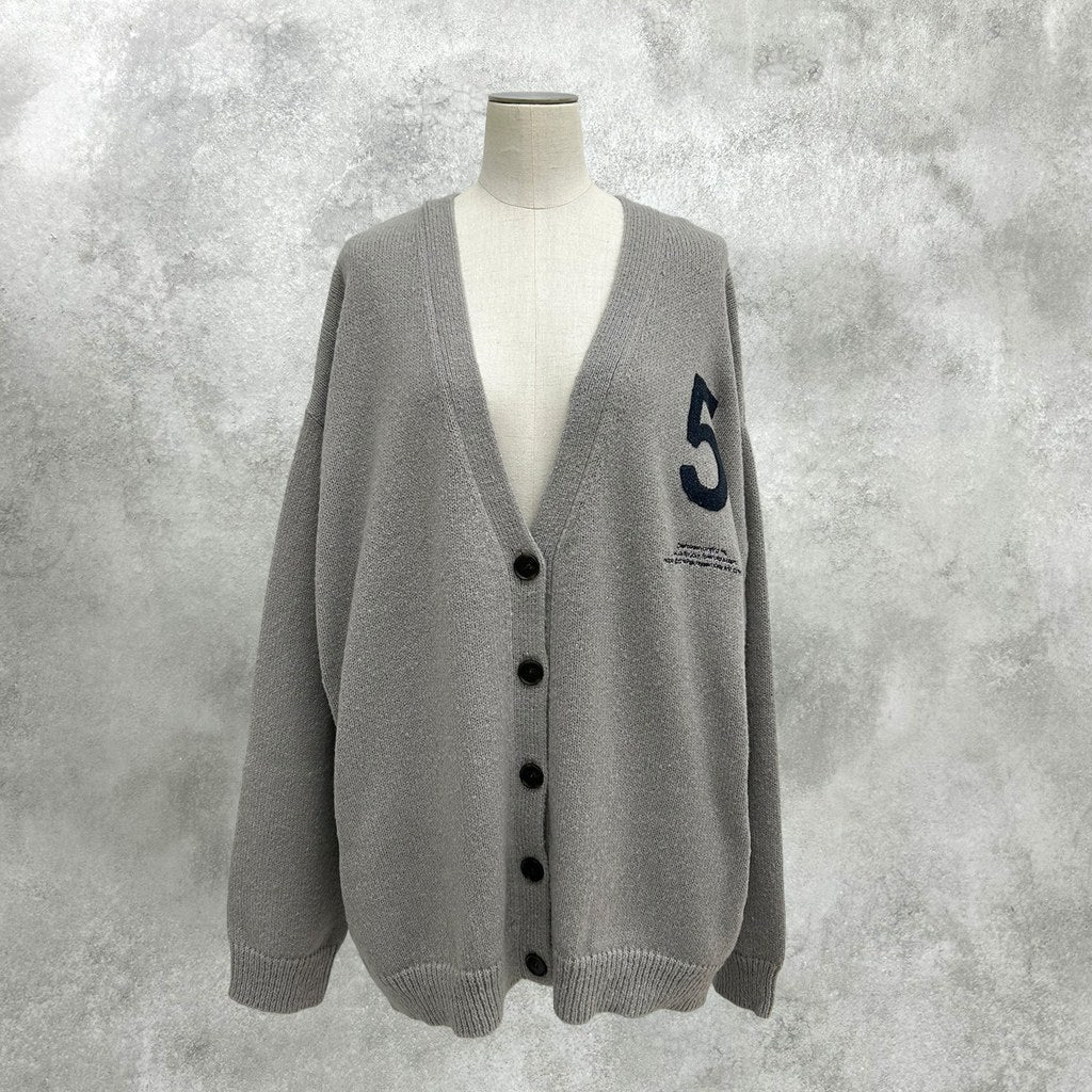 【ayane 2027 EARLY SPRING】ロゴ刺繡ニットカーディガン - 11月下旬頃発送 - Champdelarose