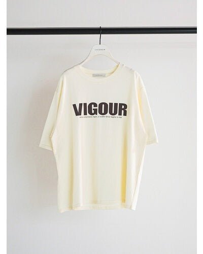 【CHIGNON 2026 SPRING】"VIGOUR"プリントTee - Champdelarose