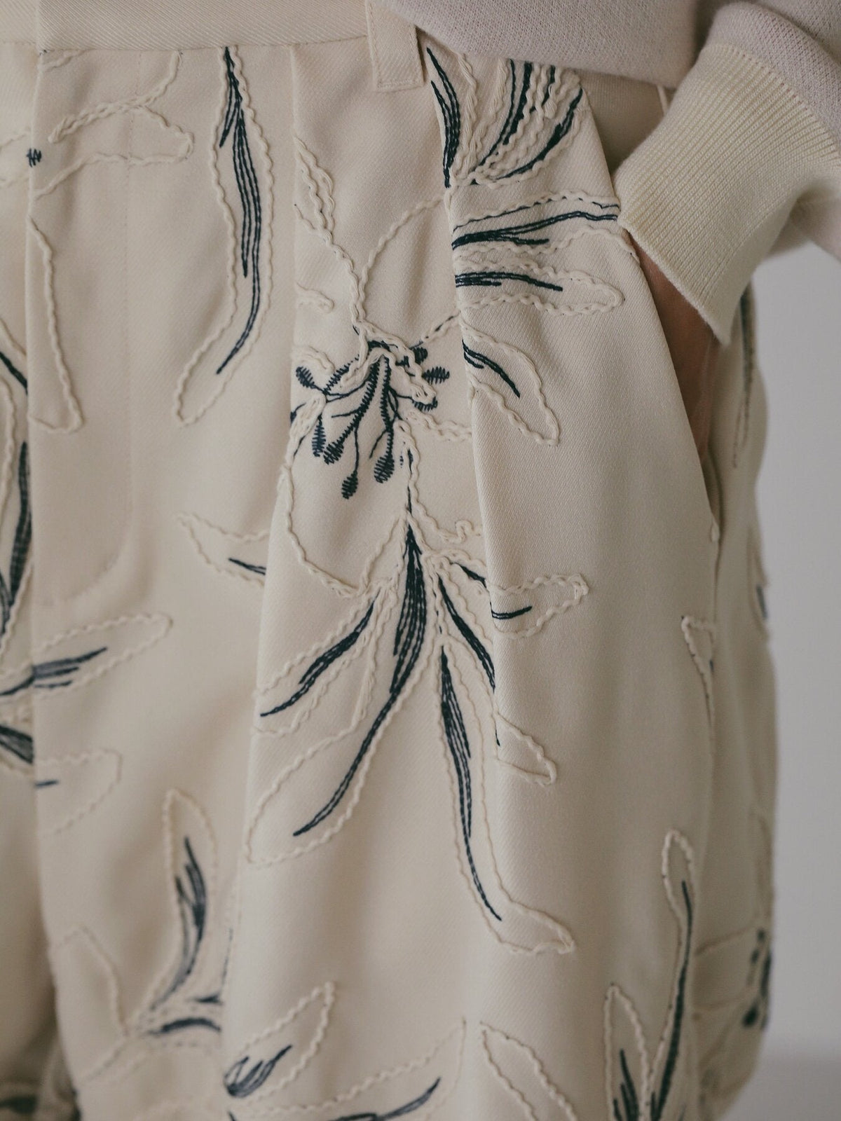 【CHIGNON 2027 PRE-SPRING】コードフラワー刺繍PT - 12月中旬頃発送 - Champdelarose