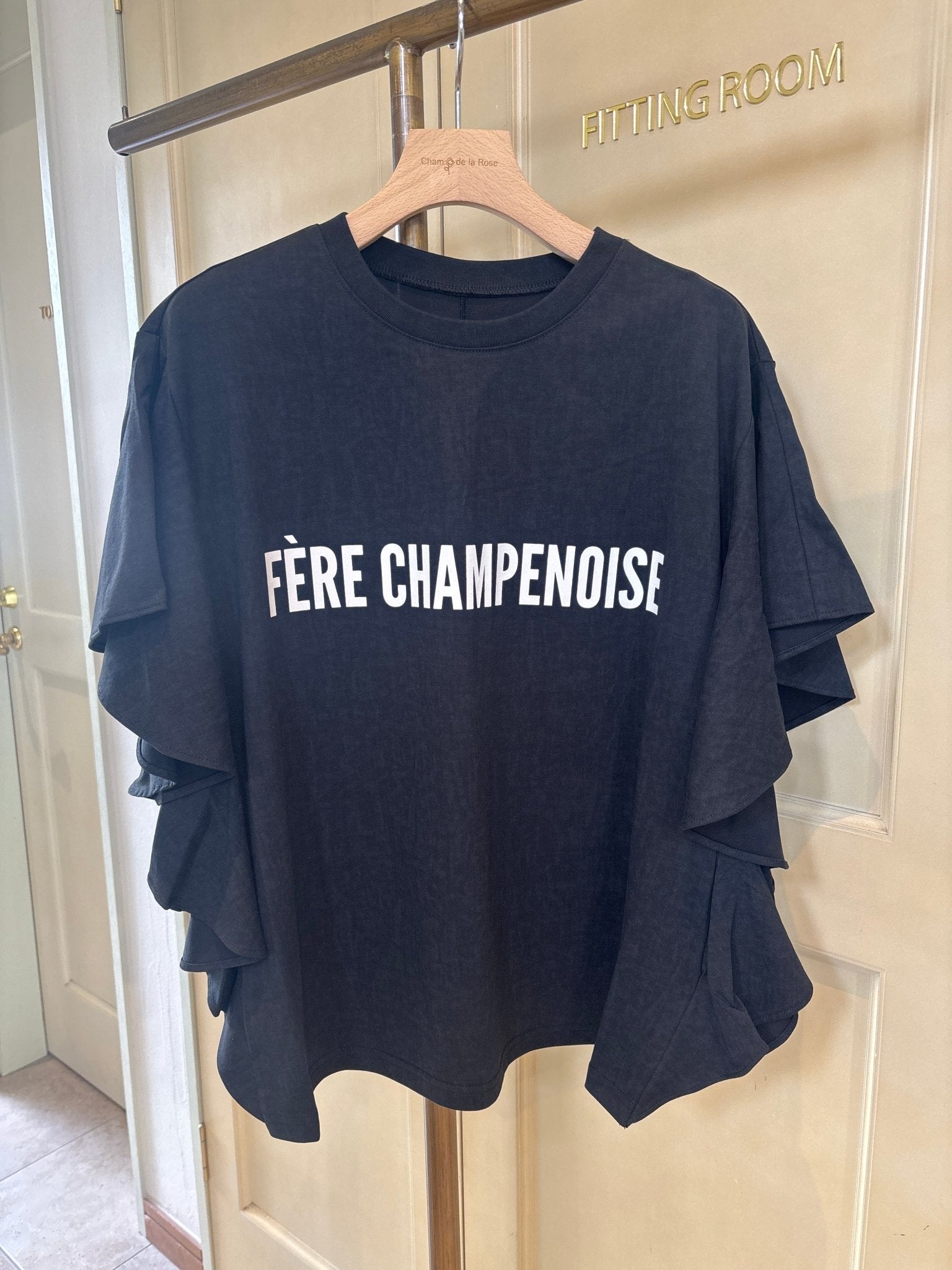 【CLOCHE】フリルスリーブロゴTee - Champdelarose