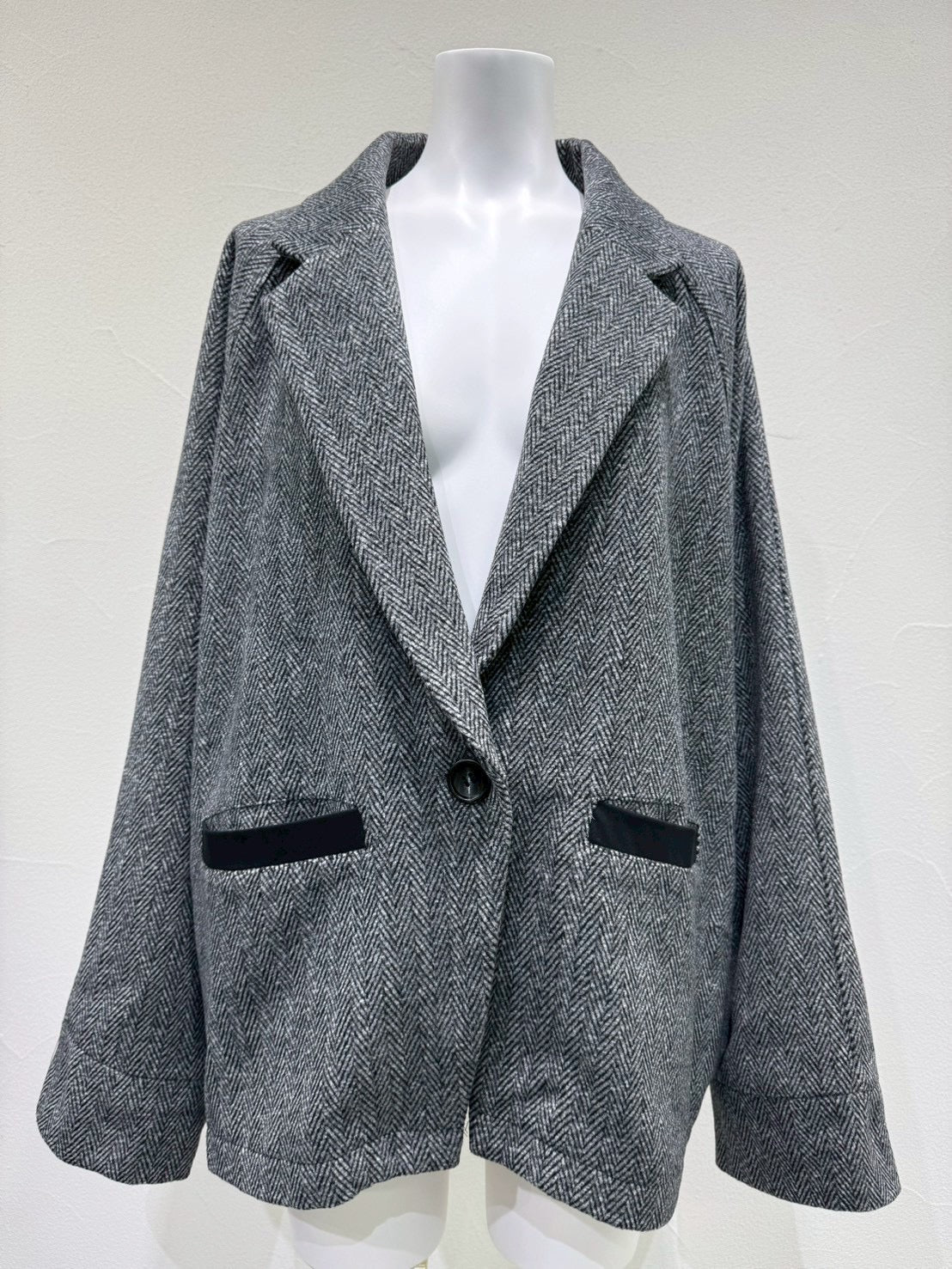 【CYAN 2026 AW VOL.2】ヘリンボーンドルマンテーラー - 10月下旬頃発送 - Champdelarose