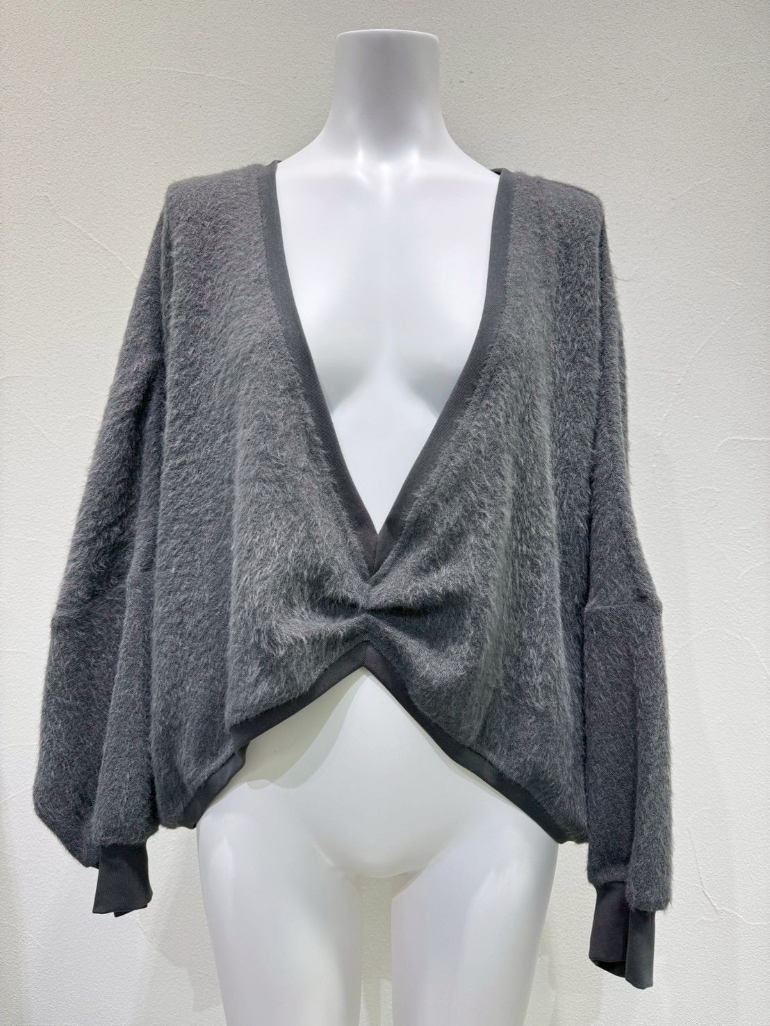 【CYAN 2026 AW VOL.2】ショートシャギーVブラウス - 10月下旬頃発送 - Champdelarose