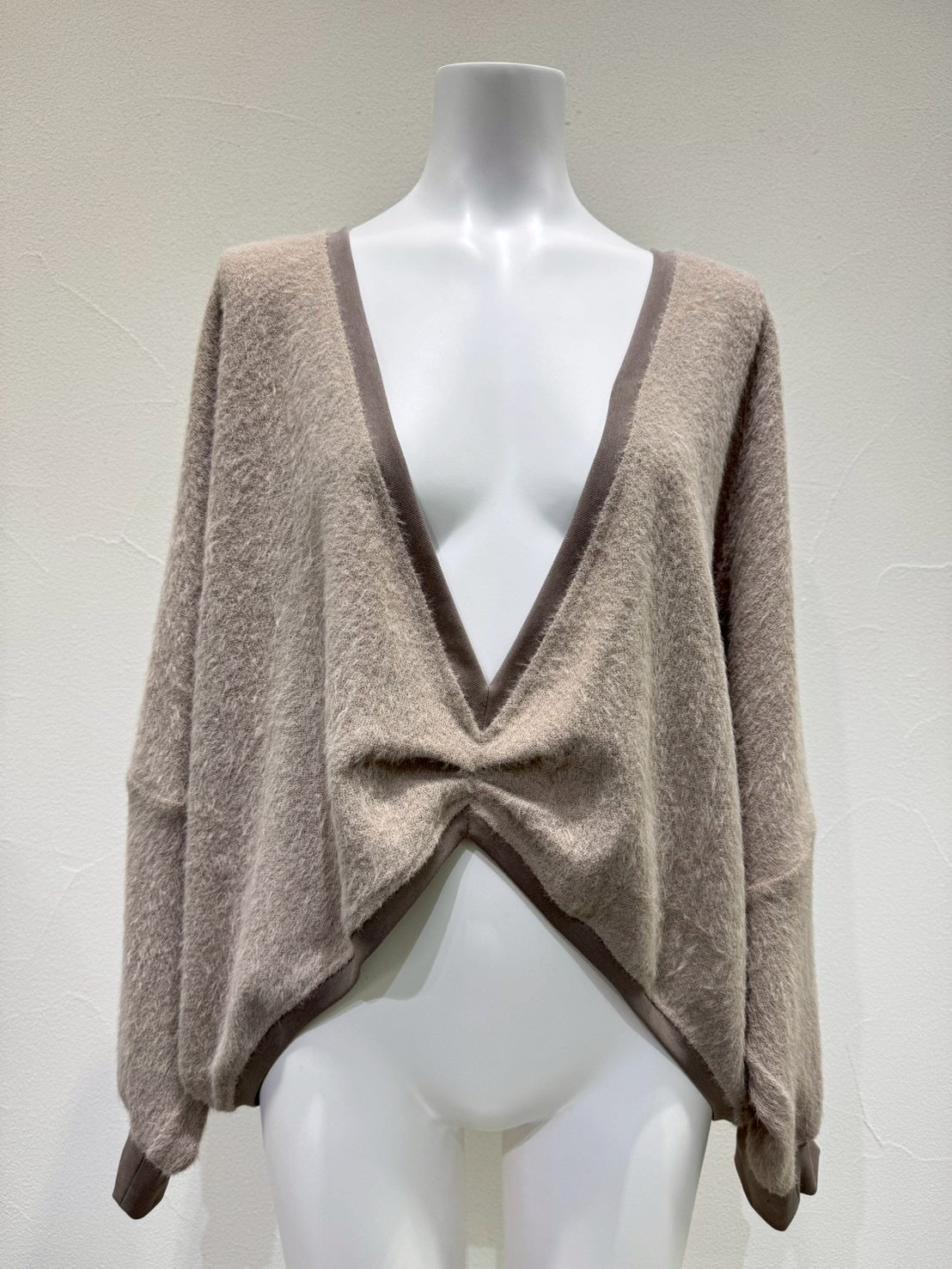 【CYAN 2026 AW VOL.2】ショートシャギーVブラウス - 10月下旬頃発送 - Champdelarose