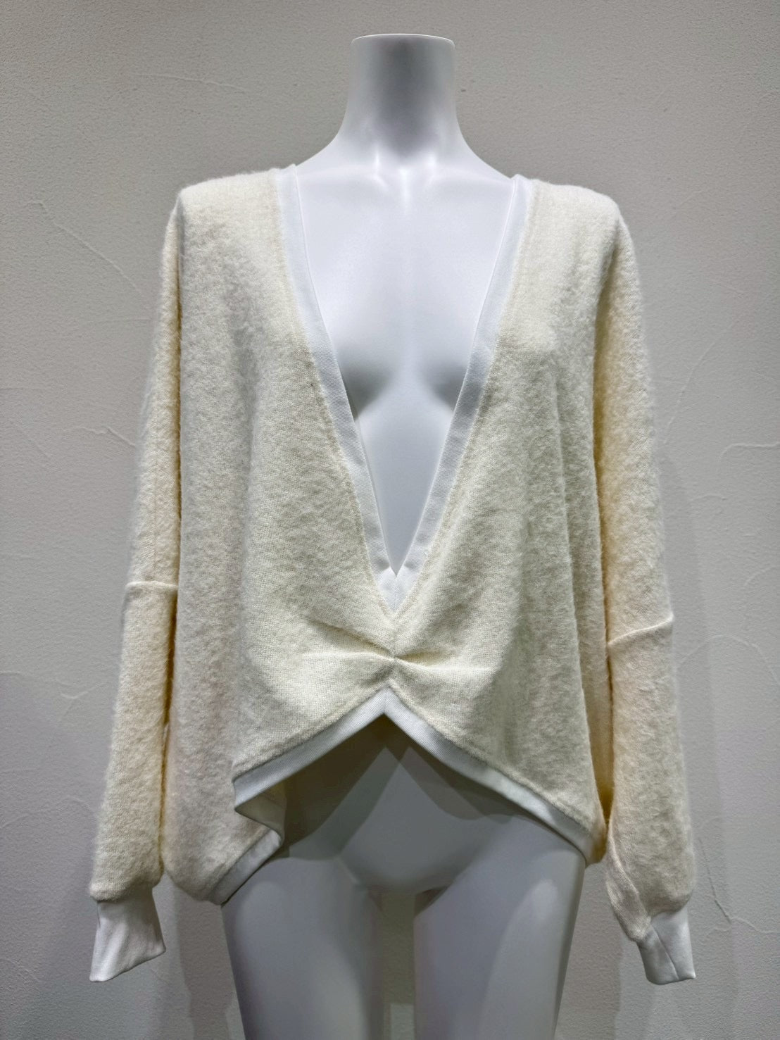 【CYAN 2026 AW VOL.2】ショートシャギーVブラウス - 10月下旬頃発送 - Champdelarose
