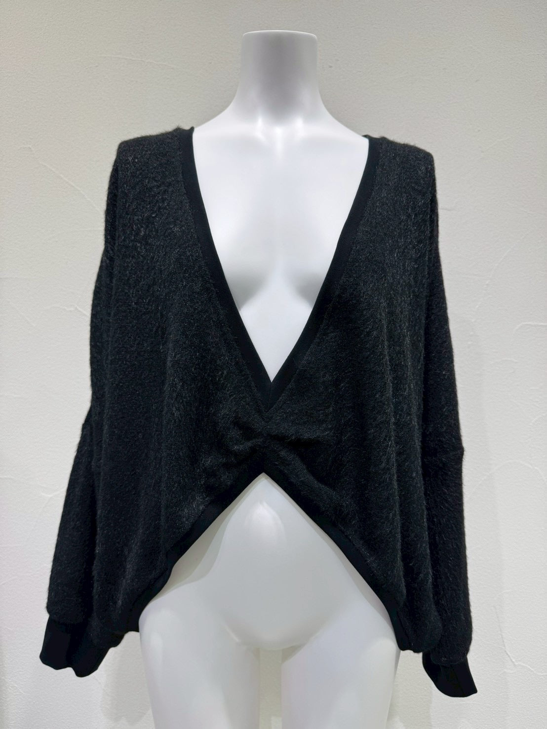 【CYAN 2026 AW VOL.2】ショートシャギーVブラウス - 10月下旬頃発送 - Champdelarose
