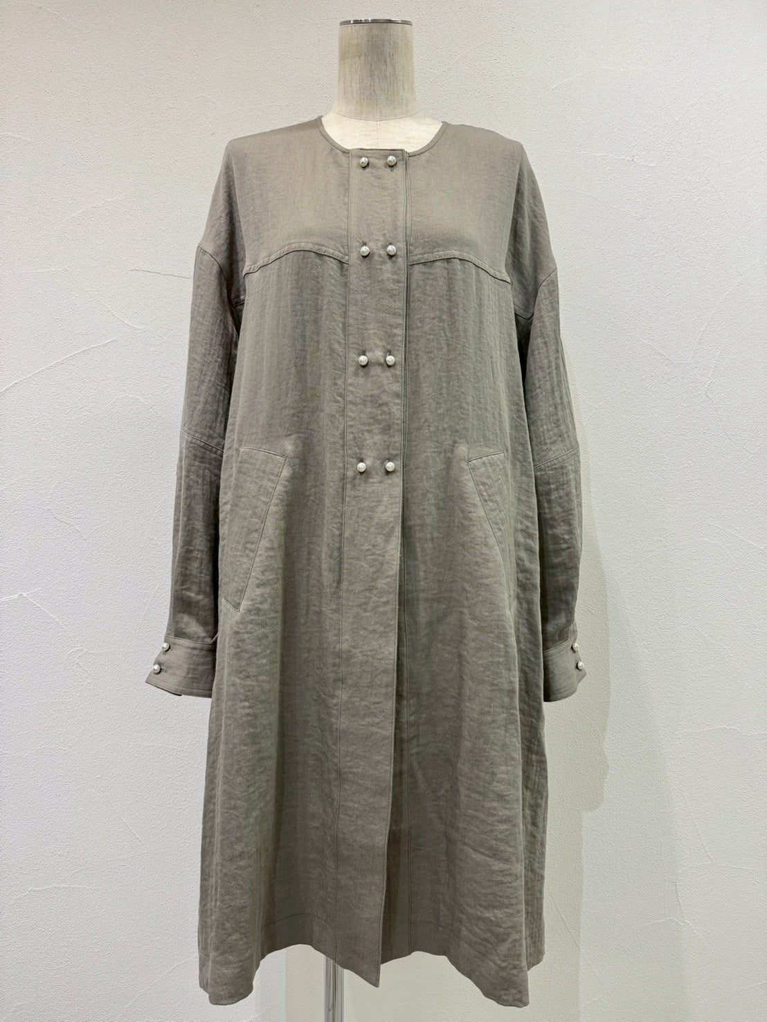 【CYAN 2026 SPRING＆SUMMER VOL.1】パールボタンミリタリーリネンコート - Champdelarose