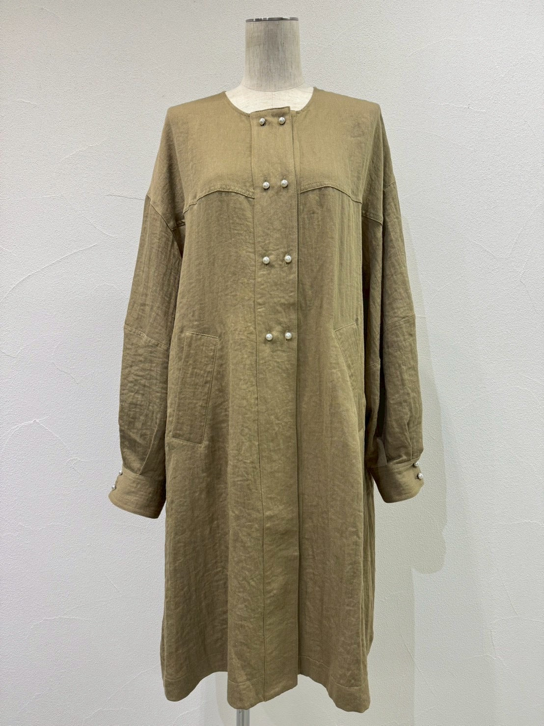 【CYAN 2026 SPRING＆SUMMER VOL.1】パールボタンミリタリーリネンコート - Champdelarose
