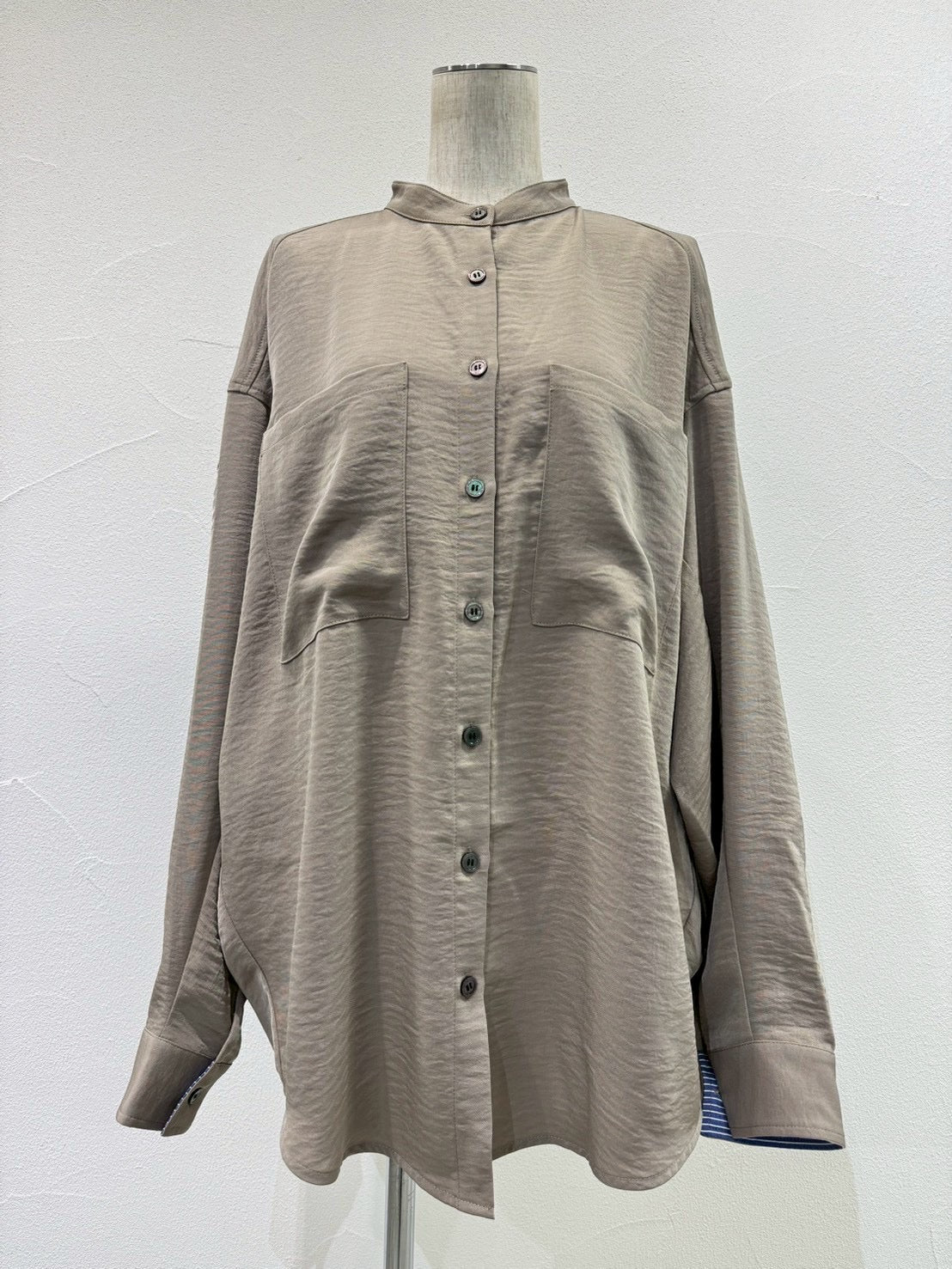 【CYAN 2026 SPRING＆SUMMER VOL.1】アームドレープグロッシーオーバーシャツ - Champdelarose